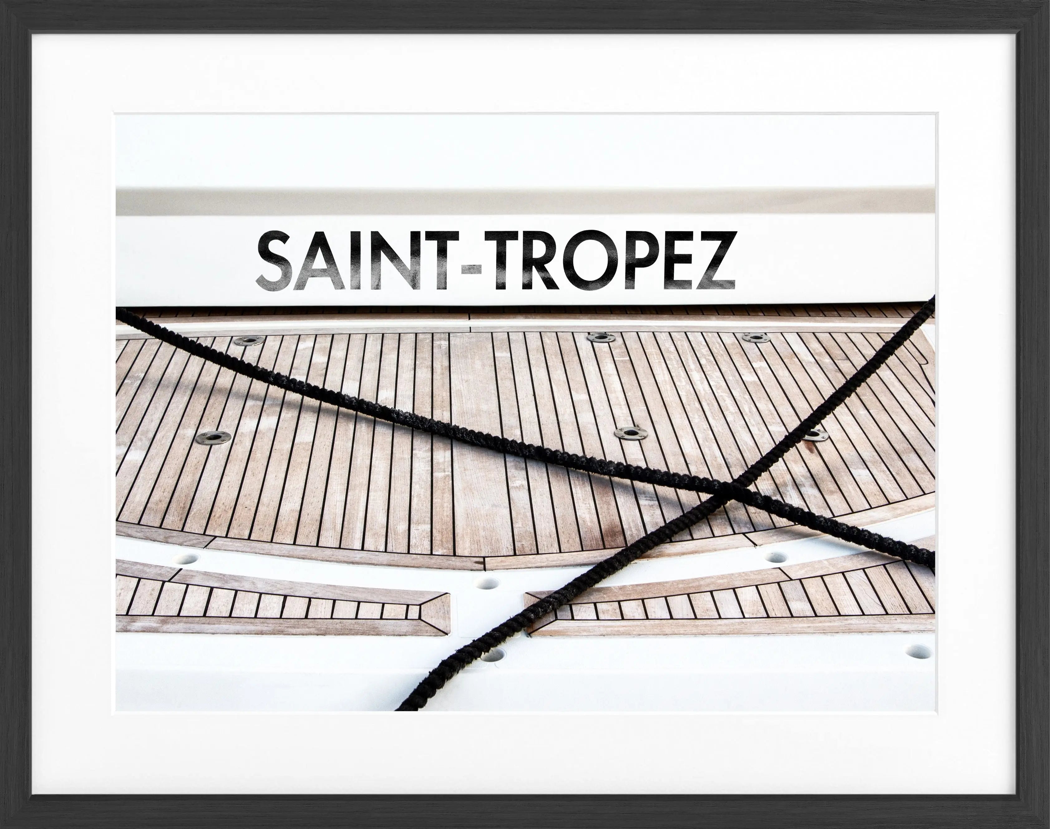 Schwarz-weiß Poster mit Rahmen ’Boot Hafen’ Saint Tropez von Cosman-Photocollection, 31x25 cm, maritimes Hafenmotiv.