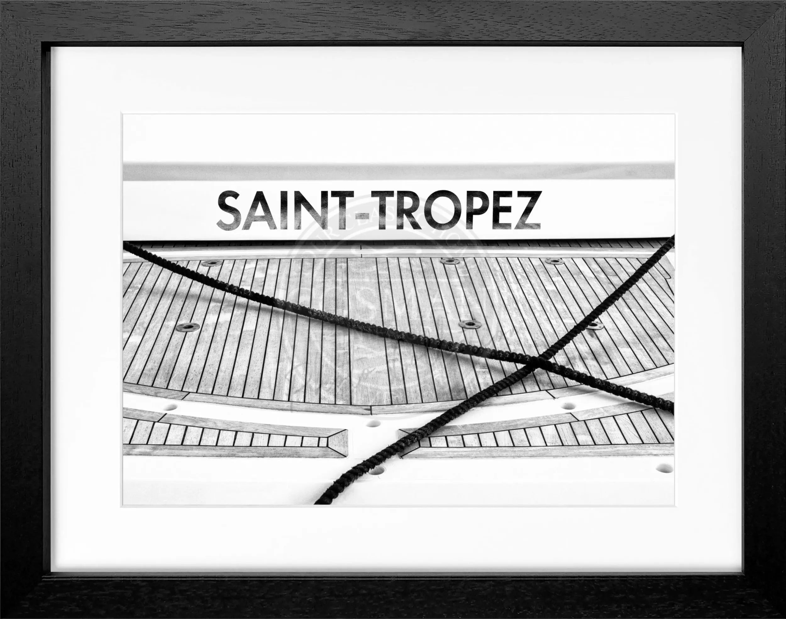 Schwarz-weiß Poster mit Rahmen 'Boot Hafen' Saint Tropez von Cosman-Photocollection, 31x25 cm, maritimes Hafenmotiv.