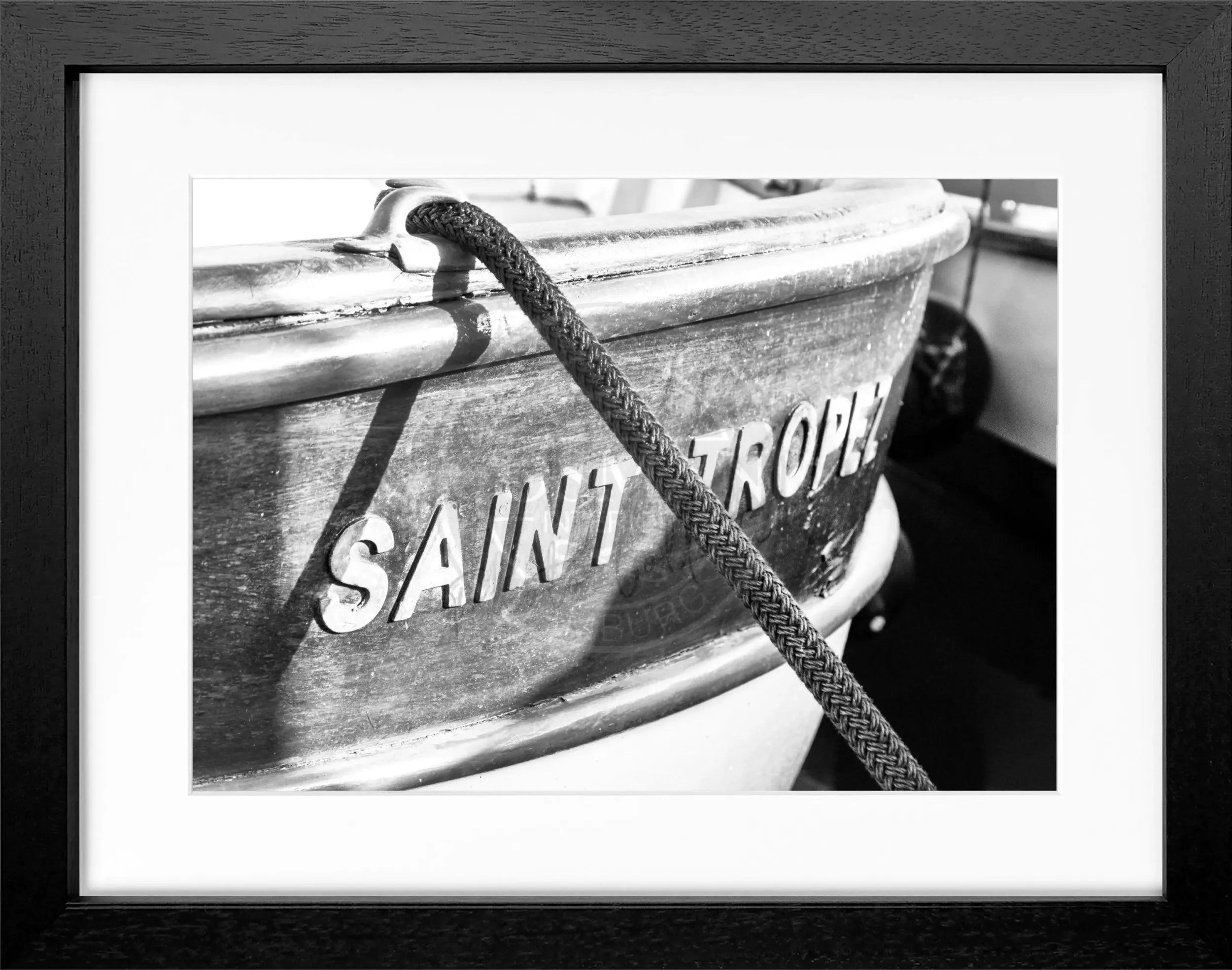 Schwarz-weiß Poster mit Rahmen von Cosman-Photocollection, Boot in Saint Tropez, Maße 31x25 cm, stilvolles Wandbild