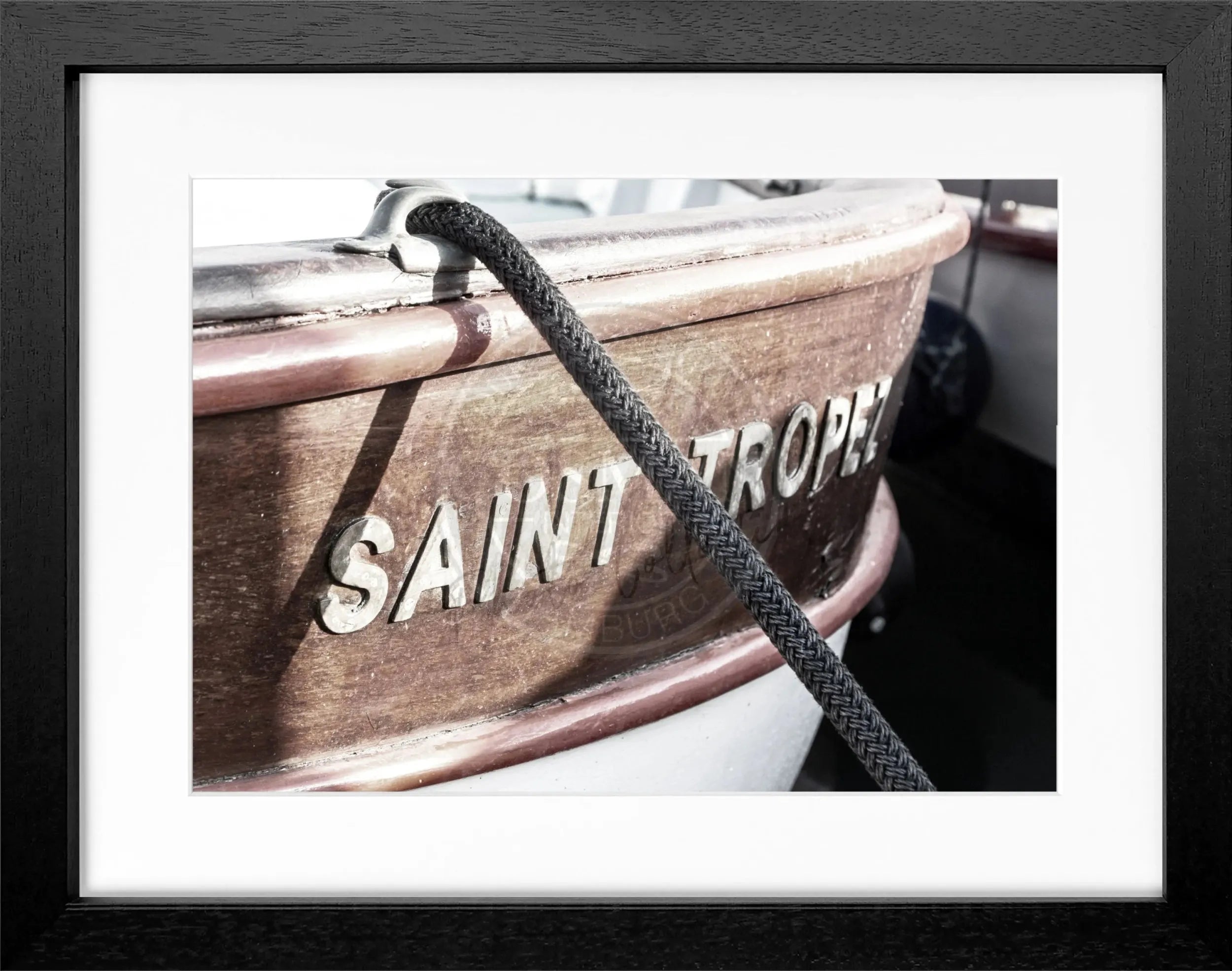 Schwarz-weiß Poster mit Rahmen ’Boot’ Saint Tropez von Cosman-Photocollection, 31x25 cm.
