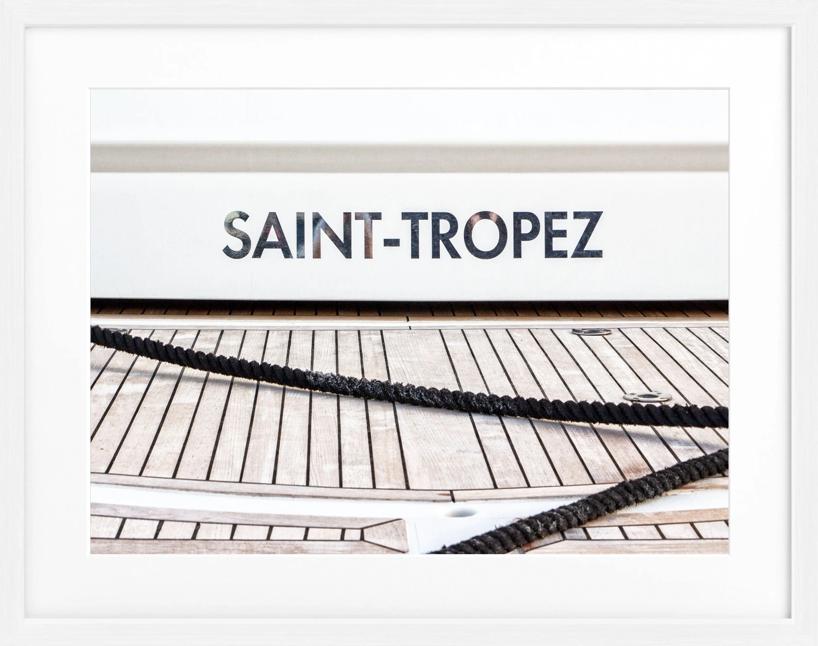 Schwarz-weiß Poster mit Rahmen, Boot-Motiv in Saint Tropez, von Cosman-Photocollection, 31x25 cm, Kunstdruck für Wanddekoration.