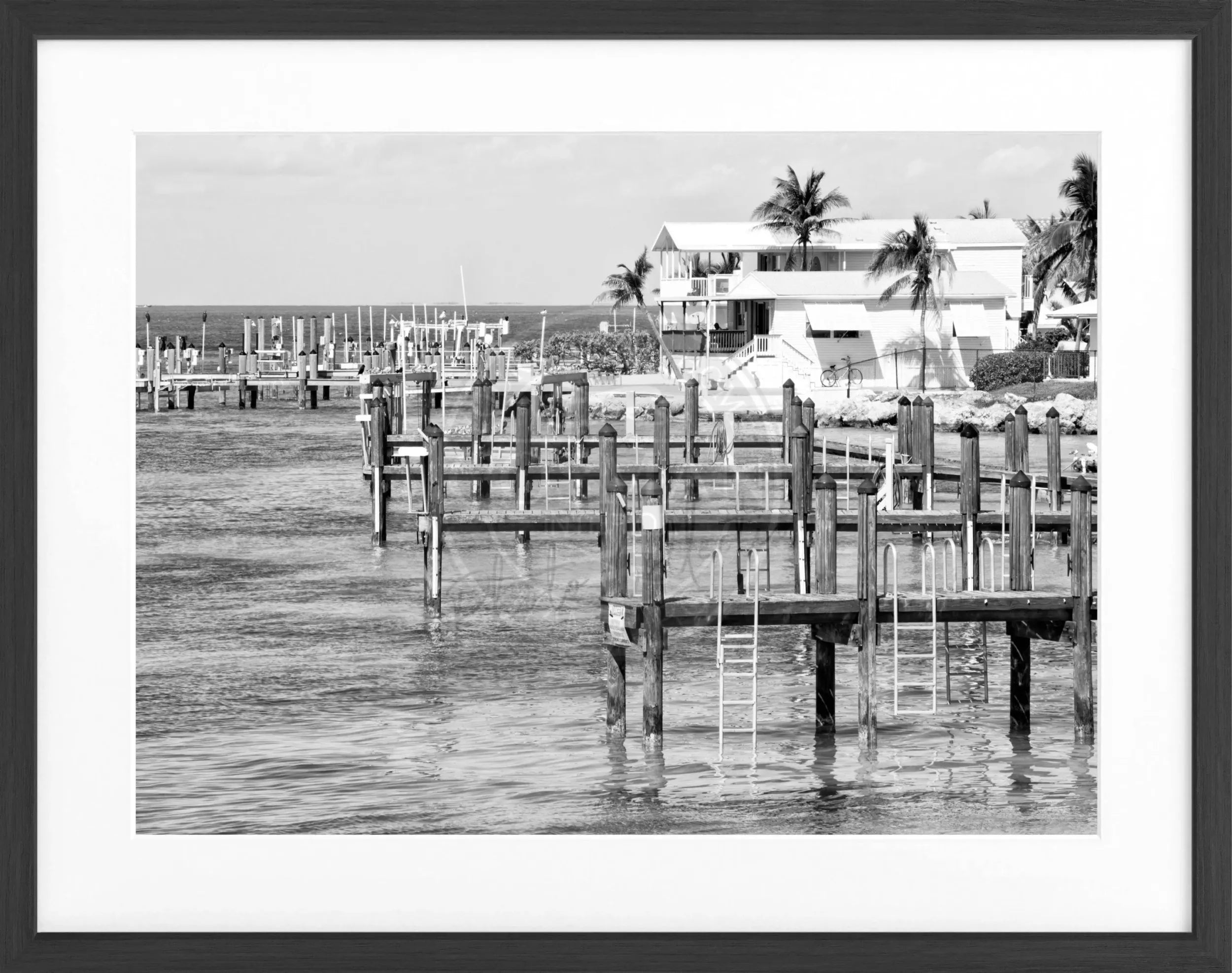 Schwarz-weiß Poster mit Rahmen von Cosman-Photocollection, Florida Keys Beach House Motiv, 31x25 cm, Wanddekoration