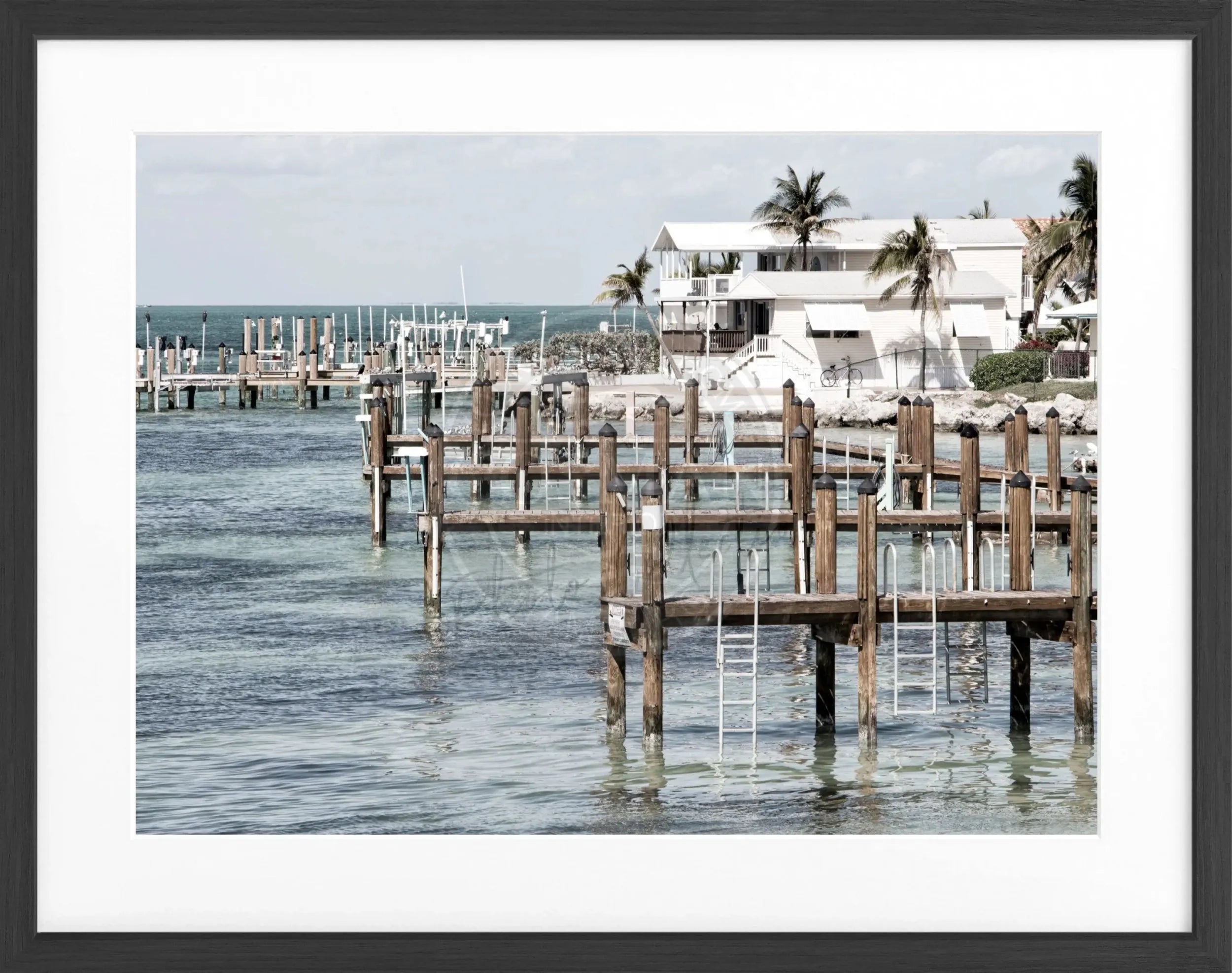 Schwarz-weiß Poster mit Rahmen von Cosman-Photocollection, Florida Keys ‚Beach House‘, 31x25 cm, Wanddekoration