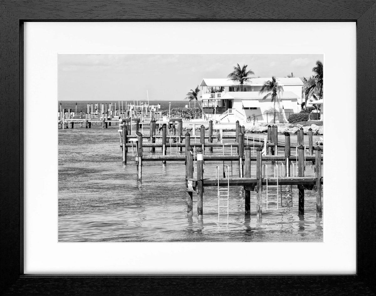 Schwarz-weiß Poster mit Rahmen von Cosman-Photocollection, Florida Keys 'Beach House', 31x25cm, Küstenmotiv