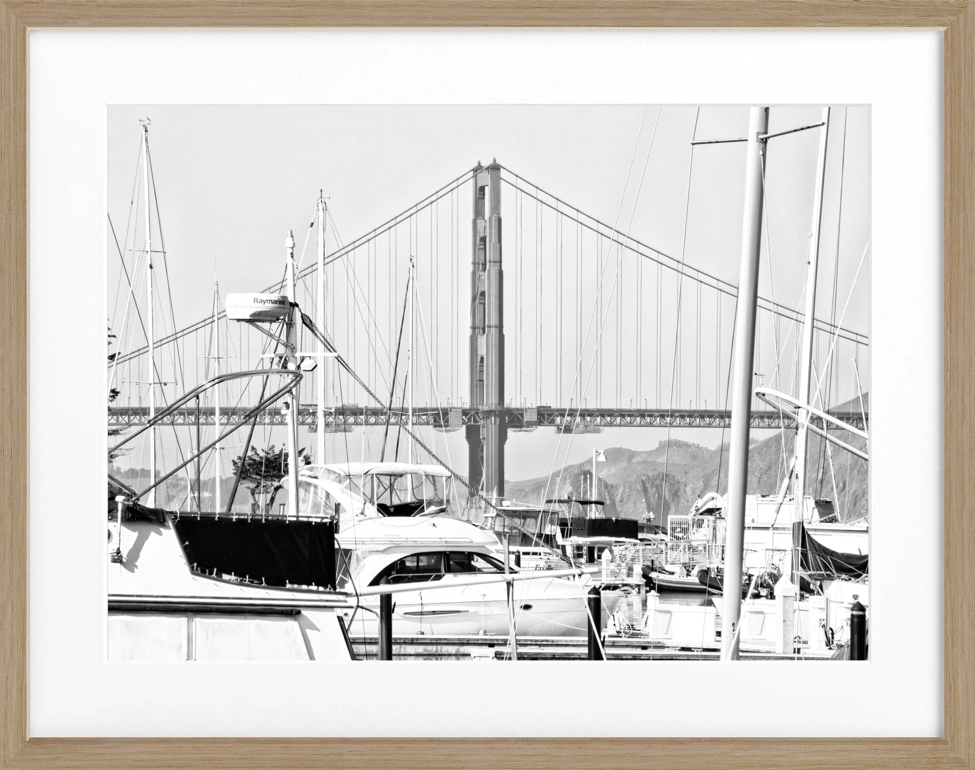 Schwarz-weiß Poster mit Rahmen der Golden Gate Bridge in San Francisco von Cosman-Photocollection, 31x25 cm.