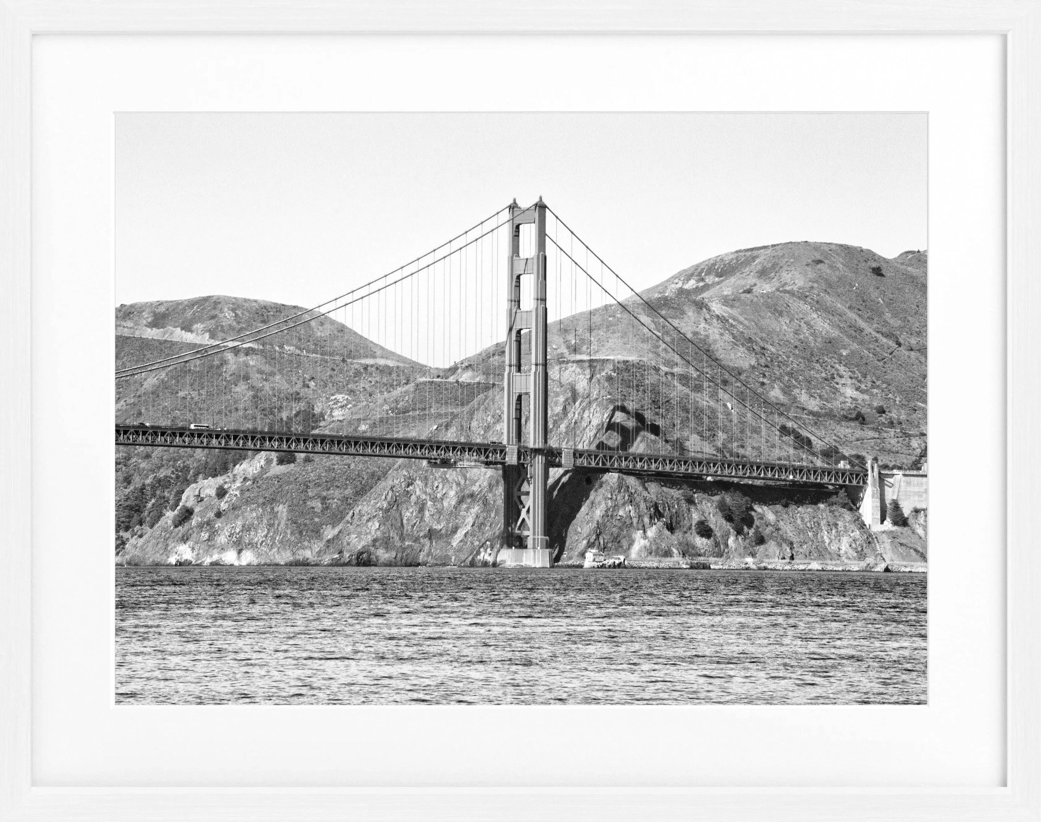 Schwarz-weiß Poster mit schwarzem Rahmen, zeigt die Golden Gate Bridge in San Francisco, von Cosman-Photocollection.