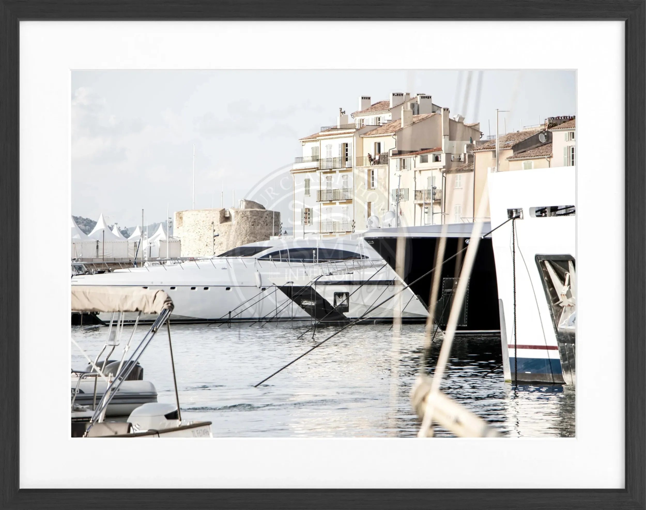 Schwarz-weiß Poster mit Rahmen von Cosman-Photocollection, Stadtbild von Hafen in Saint Tropez, 31x25 cm, Fotografie mit maritimer Atmosphäre