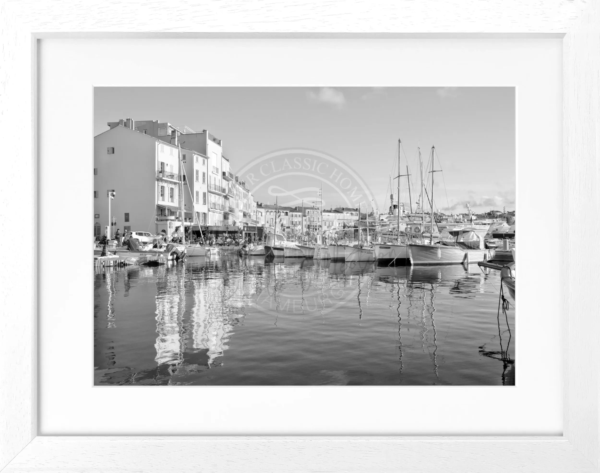 Schwarz-weiß Poster mit Rahmen, zeigt Hafen in Saint Tropez, von Cosman-Photocollection, Maße 31x25 cm