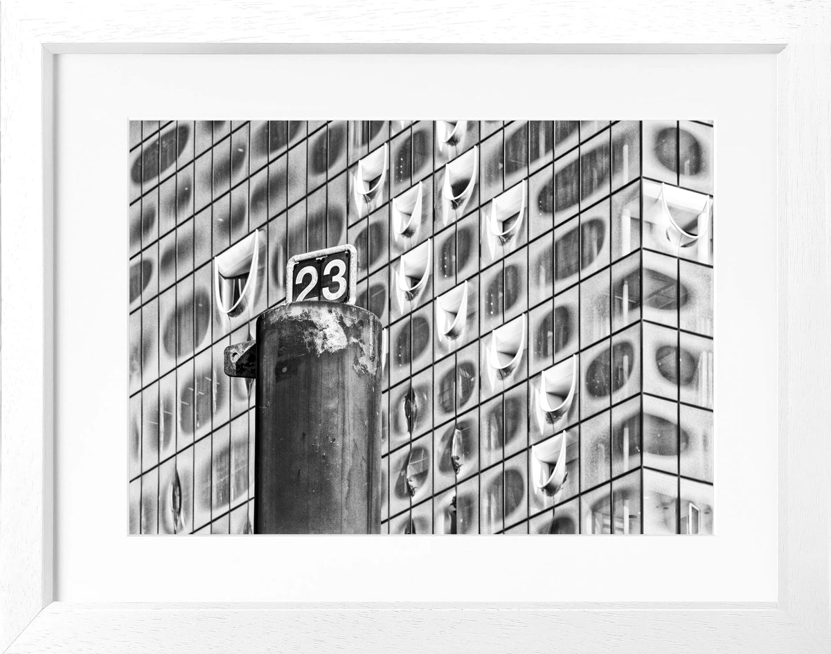 Schwarz-weiß Poster mit Rahmen von Hamburg Elphi, 31x25 cm, von Cosman-Photocollection, stimmungsvoller Stadtansicht