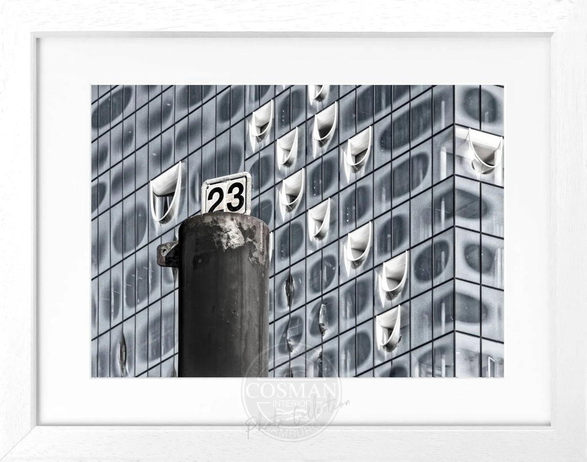 Schwarz-weiß Poster mit Rahmen, Hamburg Elphi, von Cosman-Photocollection, 31x25 cm, urbanes Stadtbild in elegantem Design