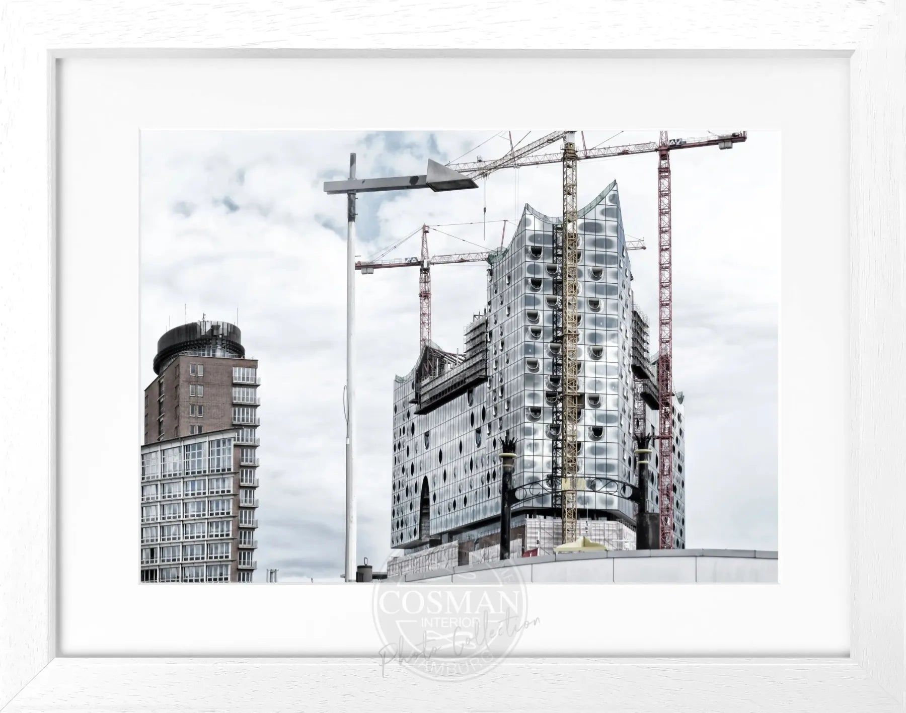 Schwarz-weiß Poster mit Rahmen von Hamburg Elphi, 31x25cm, von Cosman-Photocollection, detailreiche Hamburg-Ansicht