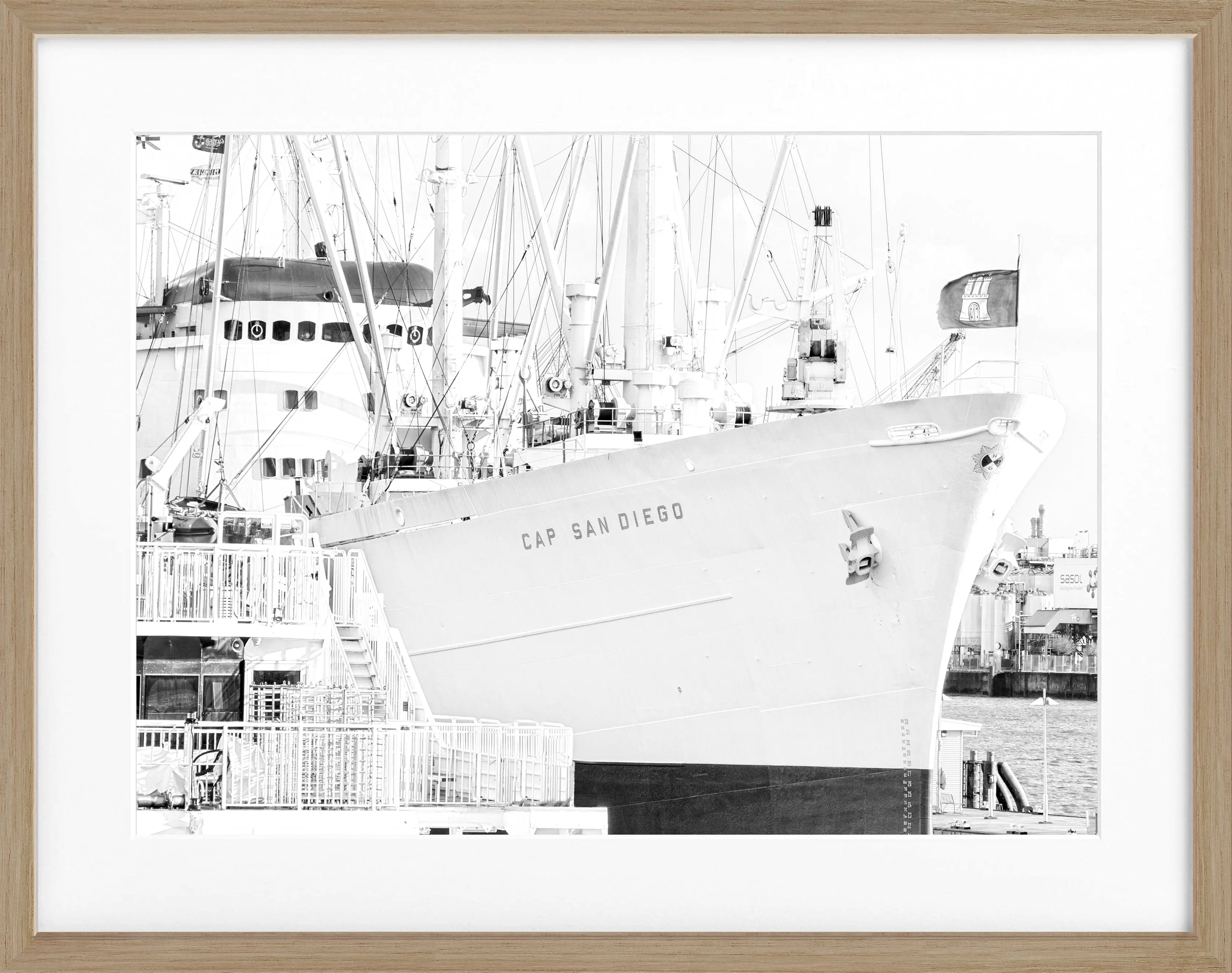 Schwarz-weiß Poster mit Rahmen vom Hamburger Hafen Cap San Diego, von Cosman-Photocollection, 31x25 cm, maritimes Motiv