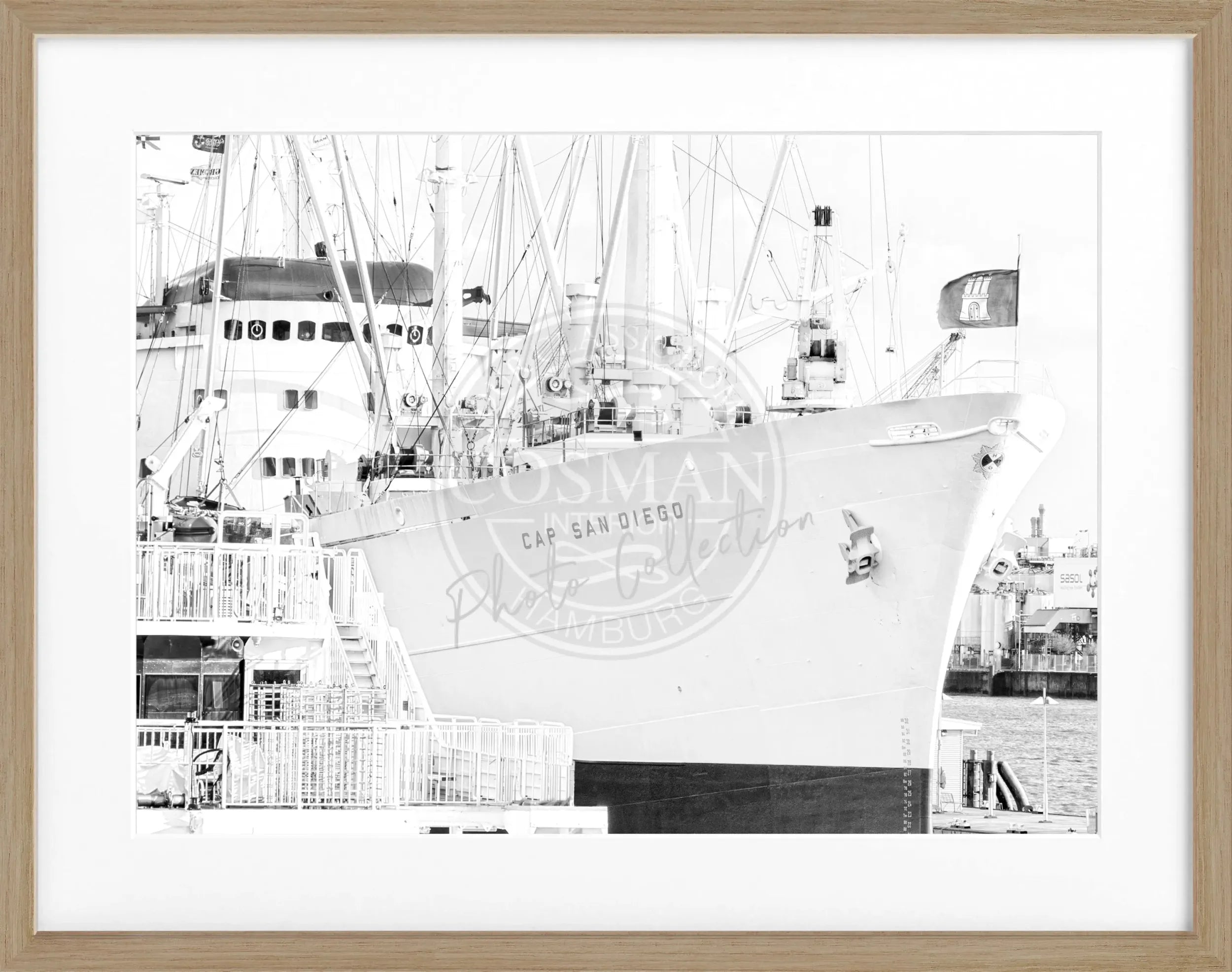 Schwarz-weiß Poster mit Rahmen vom Hamburger Hafen Cap San Diego, von Cosman-Photocollection, 31x25 cm, maritimes Motiv