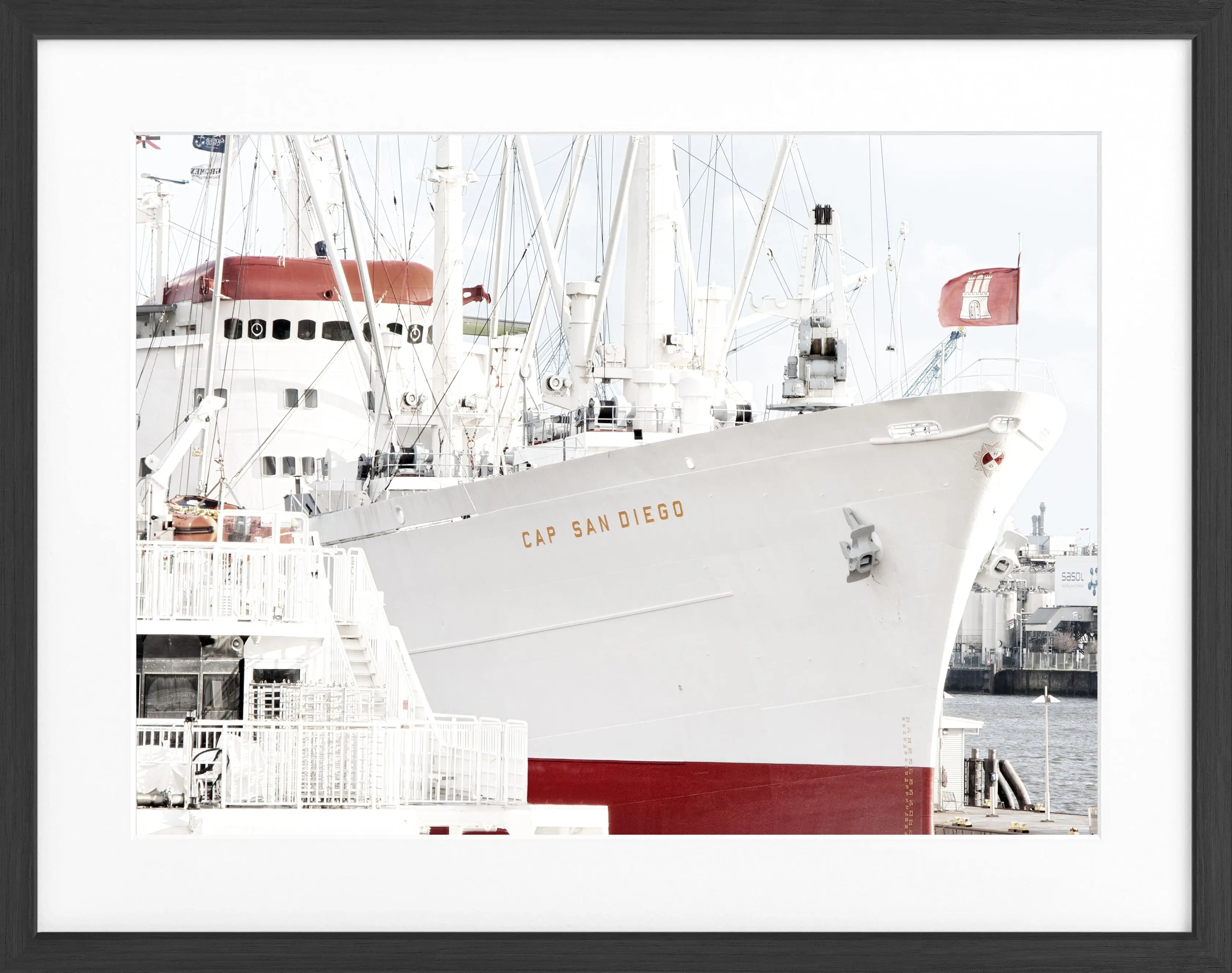 Schwarz-weiß Poster mit Rahmen von Cosman-Photocollection, Hamburg Hafen mit Cap San Diego, 31x25 cm, maritime Fotografie