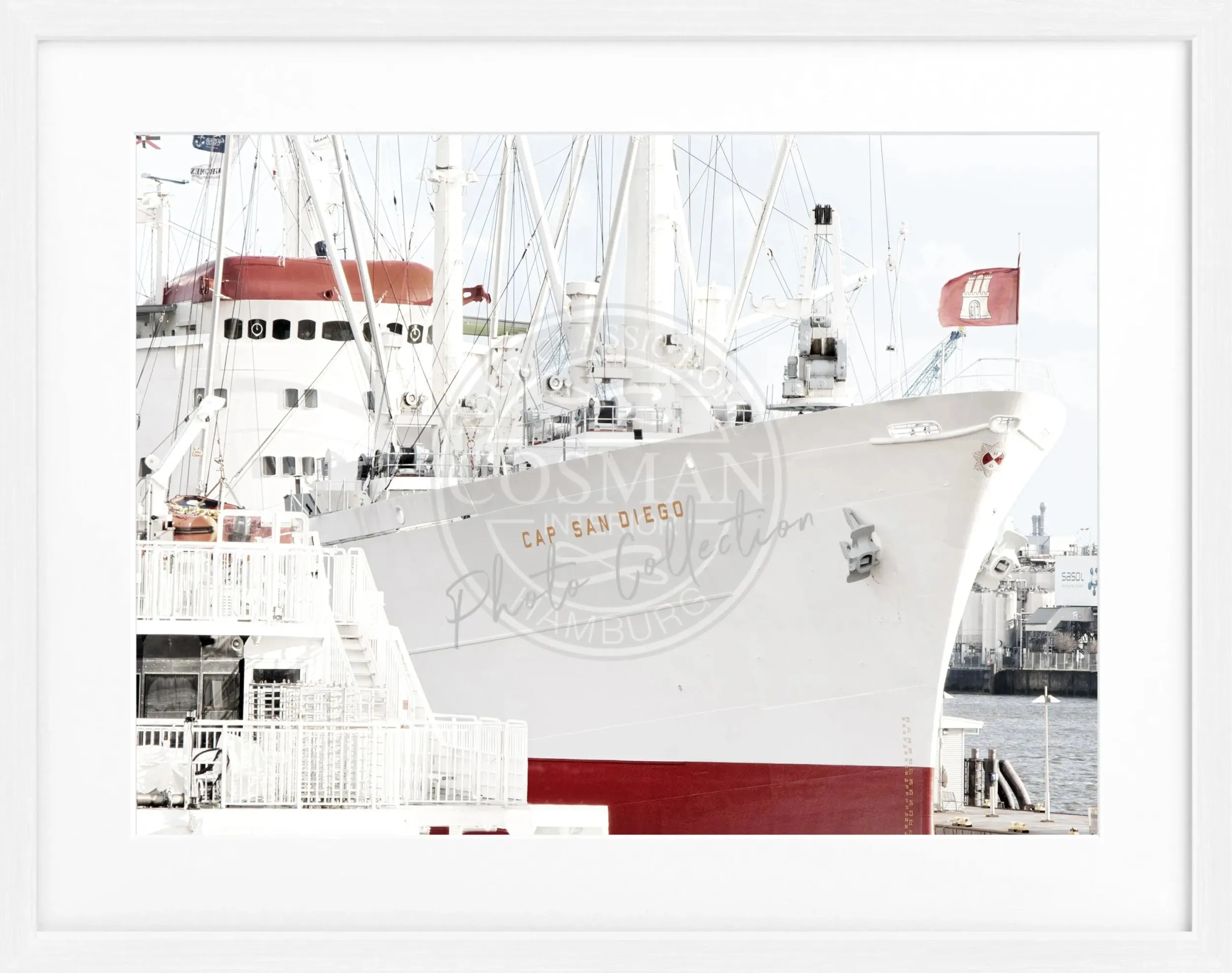 Schwarz-weiß Poster mit Rahmen von Hamburg Hafen, Cap San Diego, von Cosman-Photocollection, 31x25cm, maritime Stadtansicht