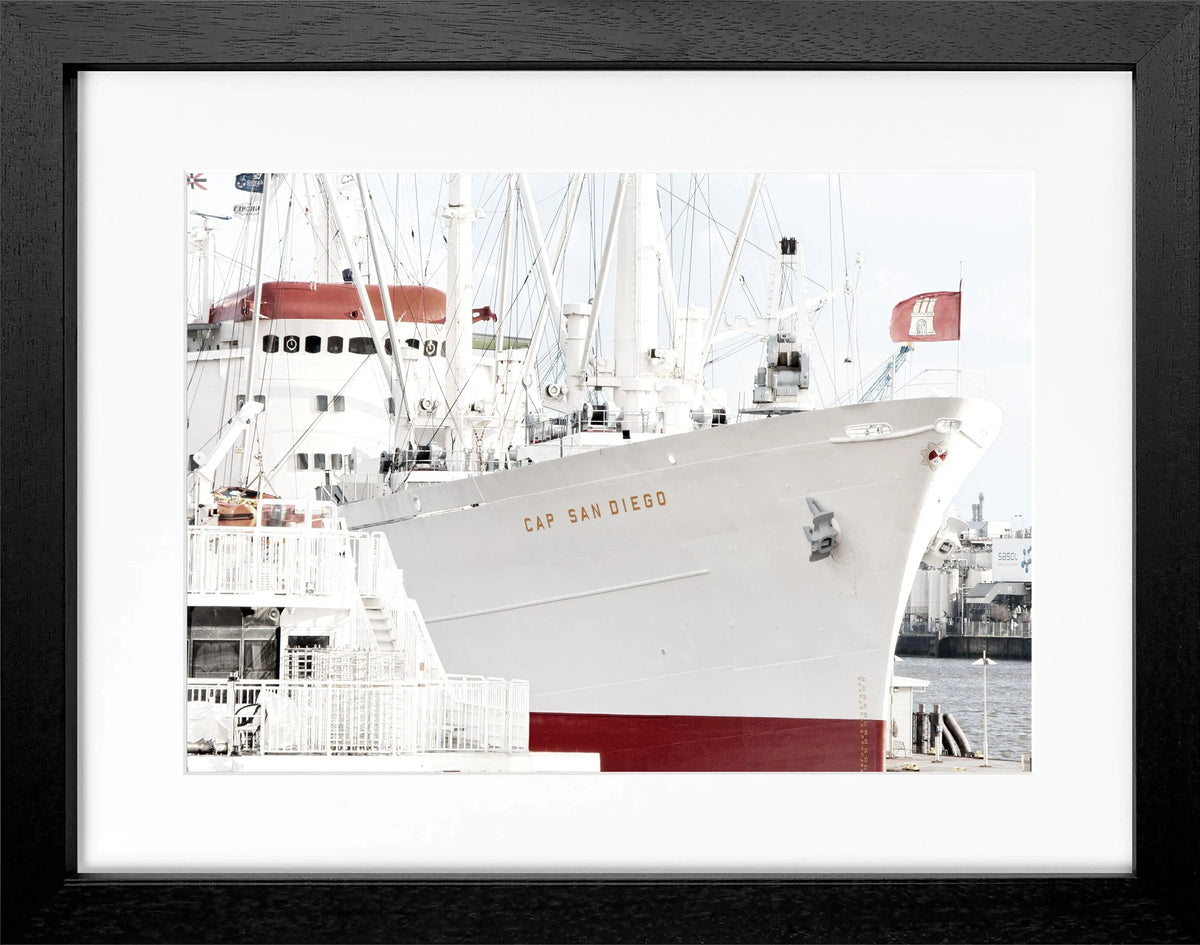 Schwarz-weiß Poster mit Rahmen von Cosman-Photocollection, Hamburg Hafen und Cap San Diego, 31x25 cm, maritimes Motiv