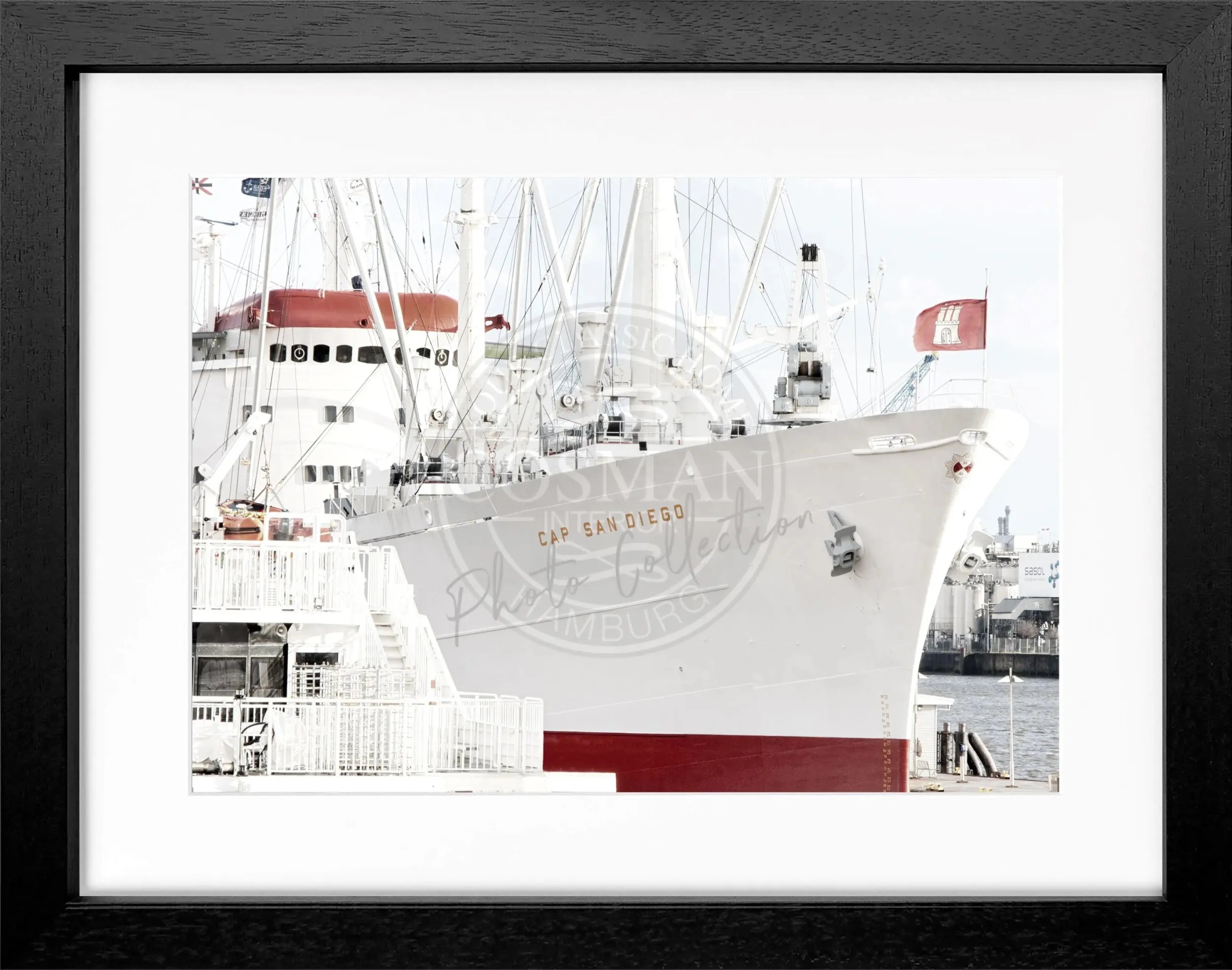 Schwarz-weiß Poster mit Rahmen von Cosman-Photocollection, Hamburg Hafen und Cap San Diego, 31x25 cm, maritimes Motiv