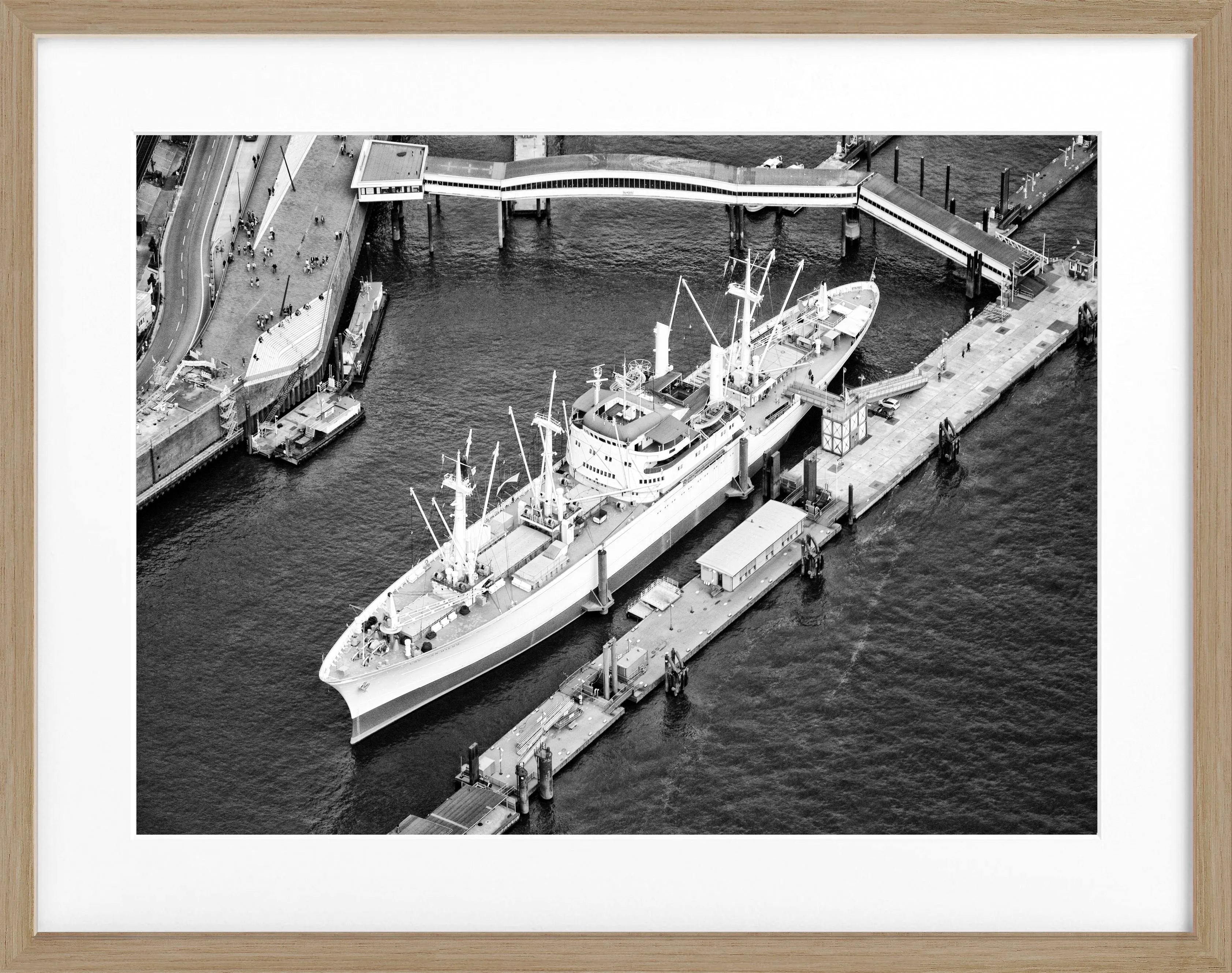 Schwarz-weiß Poster vom Hamburger Hafen mit Cap San Diego, in schwarzem Rahmen, von Cosman-Photocollection, 31x25 cm