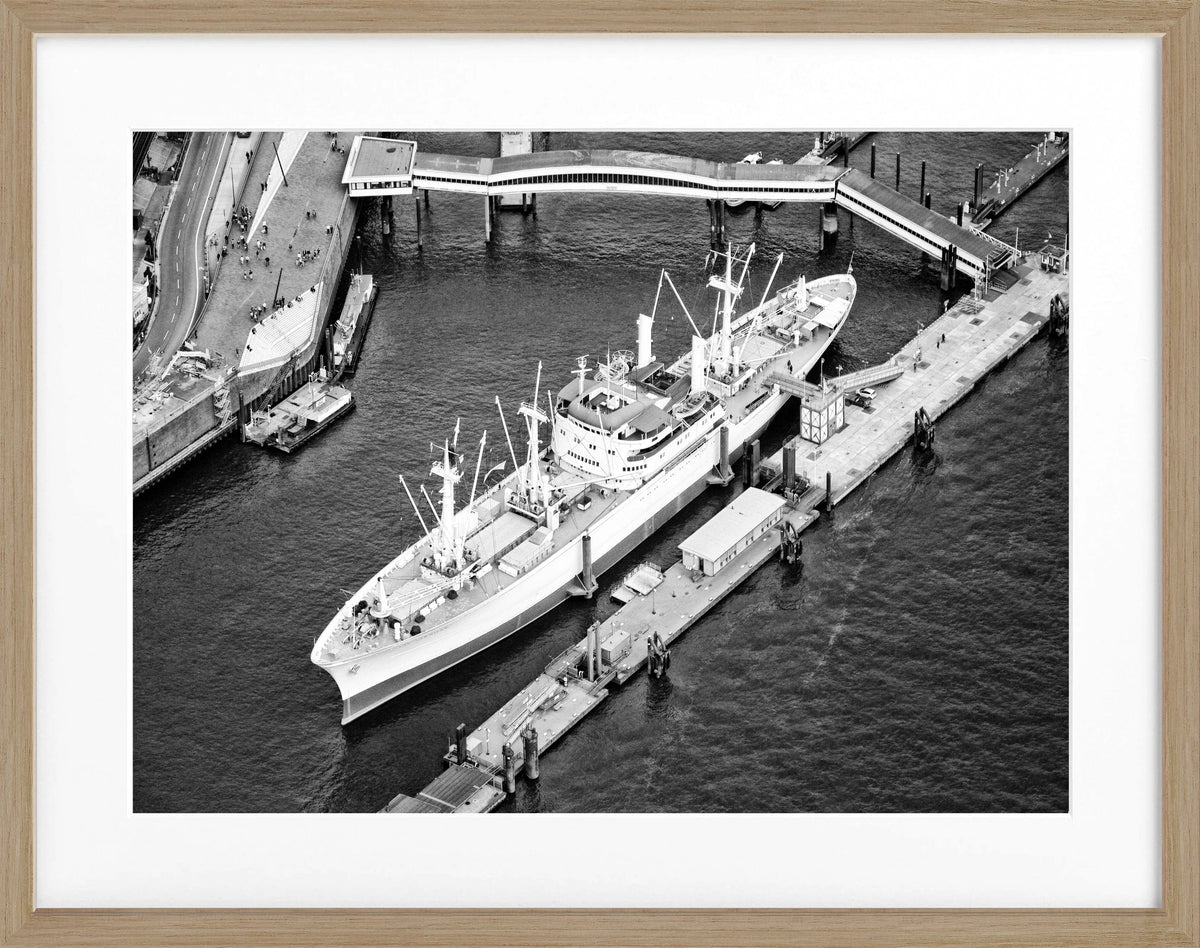 Schwarz-weiß Poster vom Hamburger Hafen mit Cap San Diego, in schwarzem Rahmen, von Cosman-Photocollection, 31x25 cm
