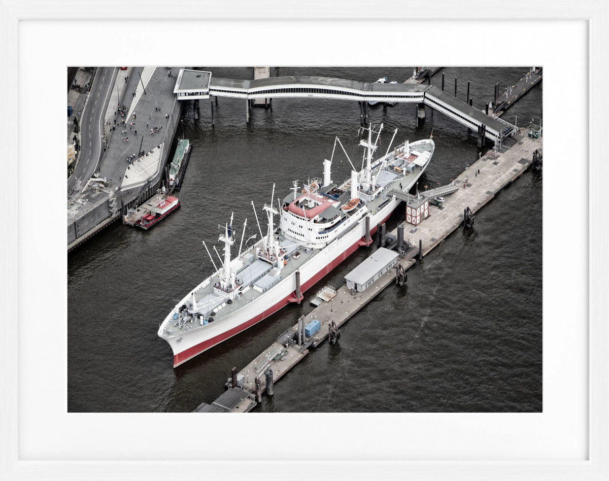 Schwarz-weiß Poster mit Rahmen von Cosman-Photocollection, Hamburg Hafen mit Cap San Diego, 31x25cm, maritime Fotografie