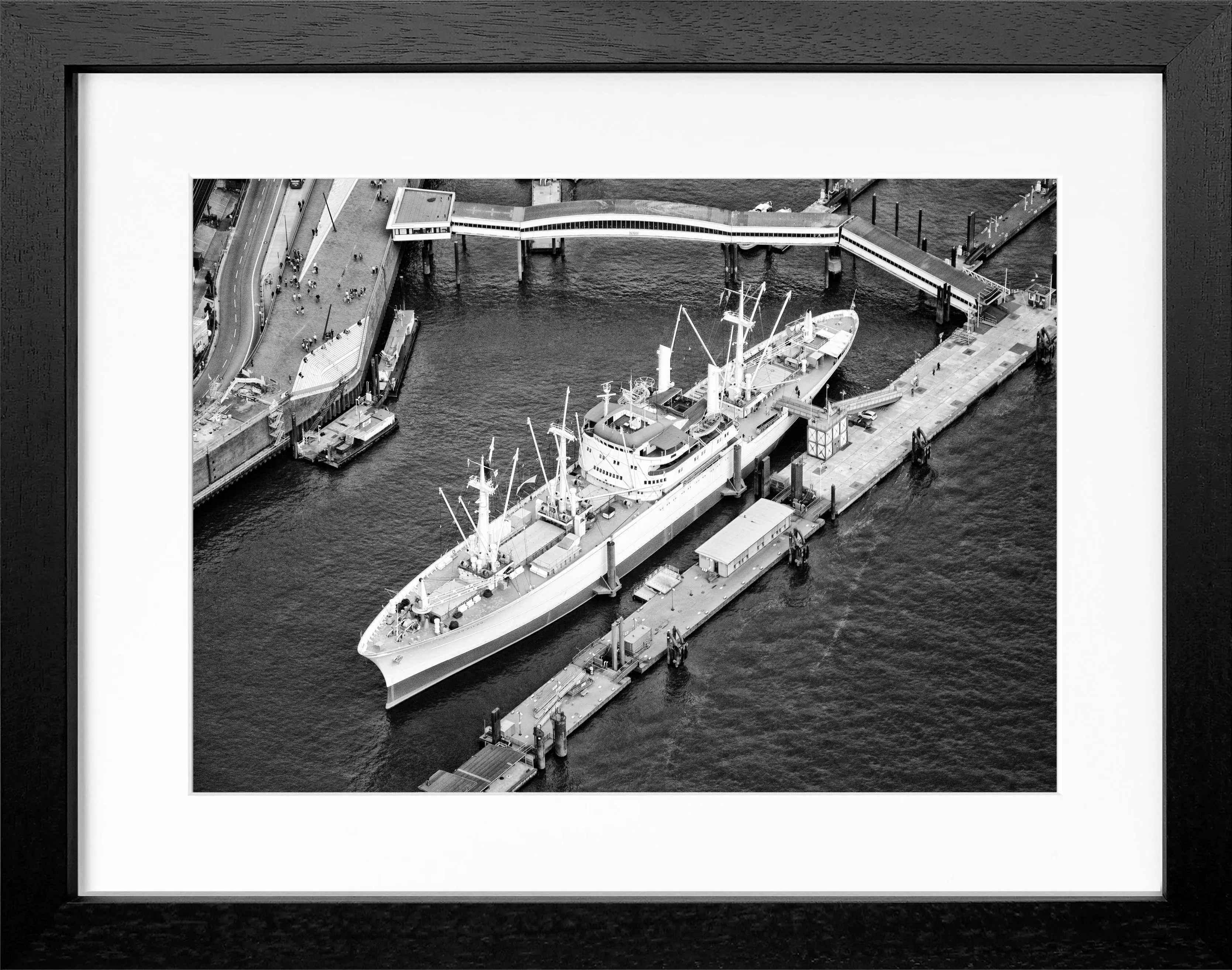 Schwarz-weiß Poster mit Rahmen von Cosman-Photocollection, Hamburg Hafen 'Cap San Diego', 31x25 cm, maritimes Motiv