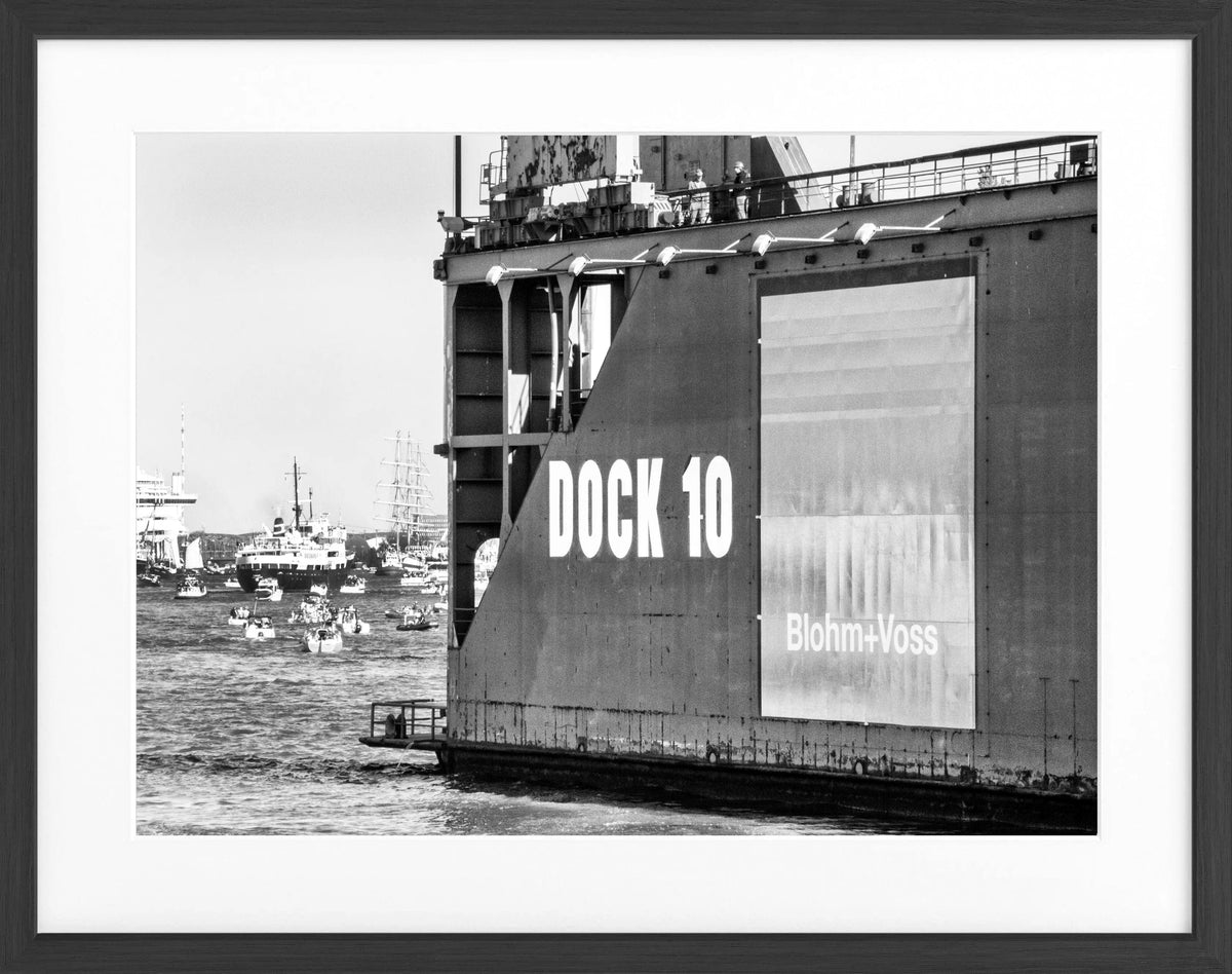 Schwarz-weiß Poster mit Rahmen, Hamburg Hafen Dock 10, von Cosman-Photocollection, 31x25cm, urbanes Hafenmotiv.