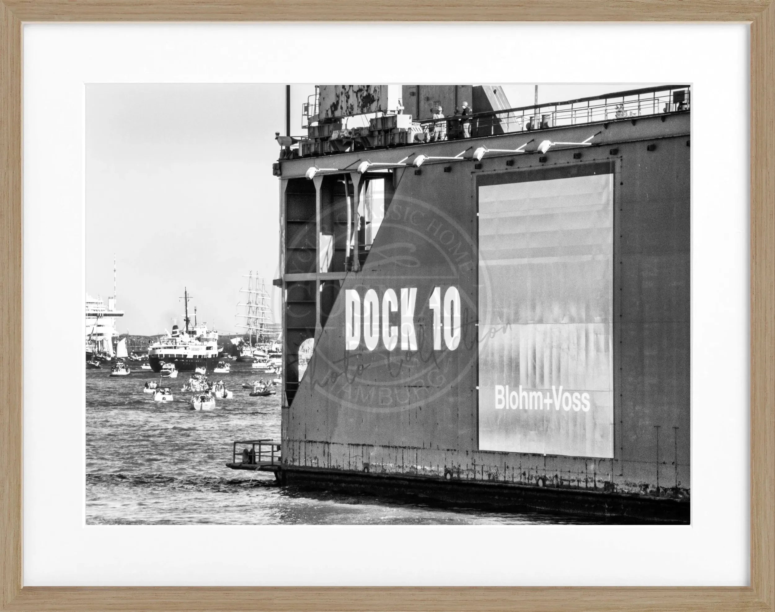 Schwarz-weiß Poster mit Rahmen, Hamburg Hafen Dock 10, von Cosman-Photocollection, 31x25 cm, maritimes Hafenmotiv