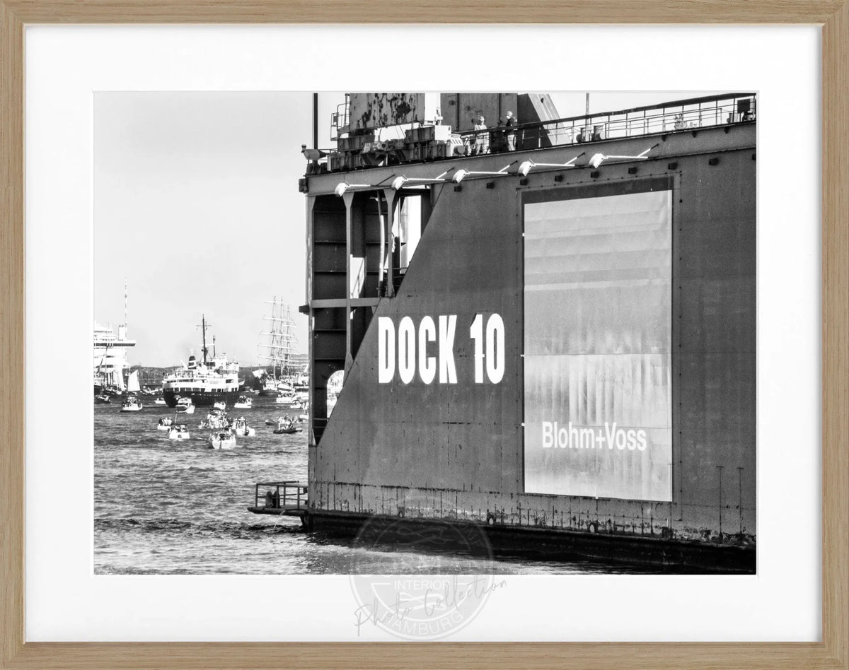 Schwarz-weiß Poster mit Rahmen, Hamburg Hafen Dock 10, von Cosman-Photocollection, 31x25 cm, maritimes Hafenmotiv