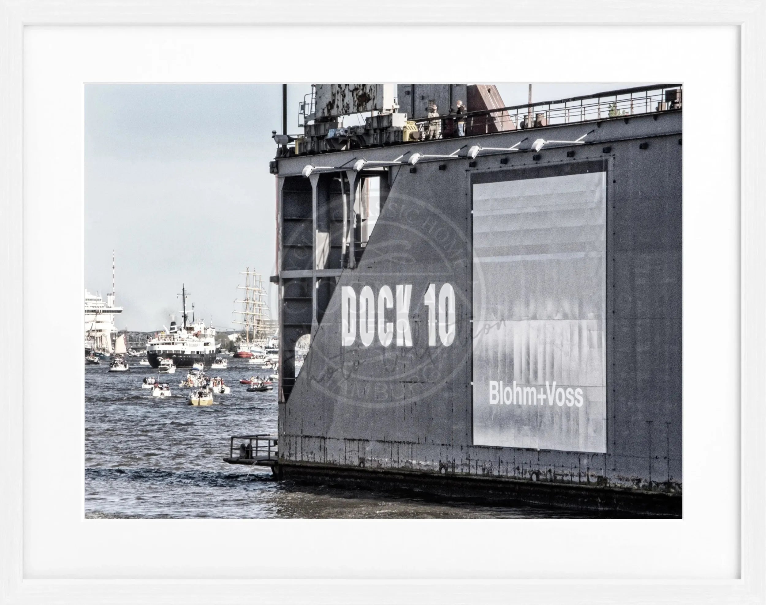 Schwarz-weiß Poster mit Rahmen, Hamburg Hafen Dock 10, von Cosman-Photocollection, 31x25 cm, maritimes Hafenmotiv