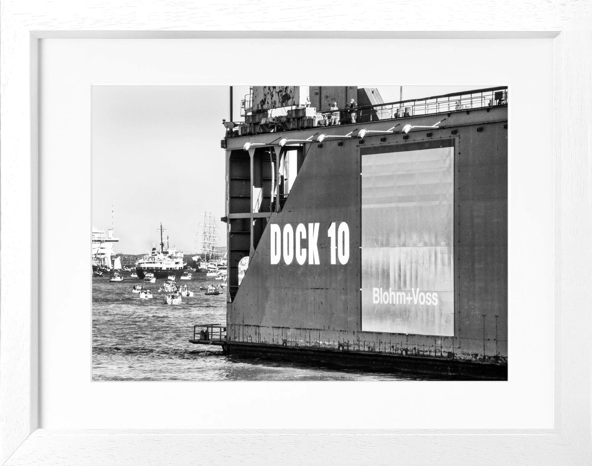 Schwarz-weiß Poster mit Rahmen von Hamburg Hafen Dock 10, 31x25 cm, von Cosman-Photocollection, maritime Hafenansicht
