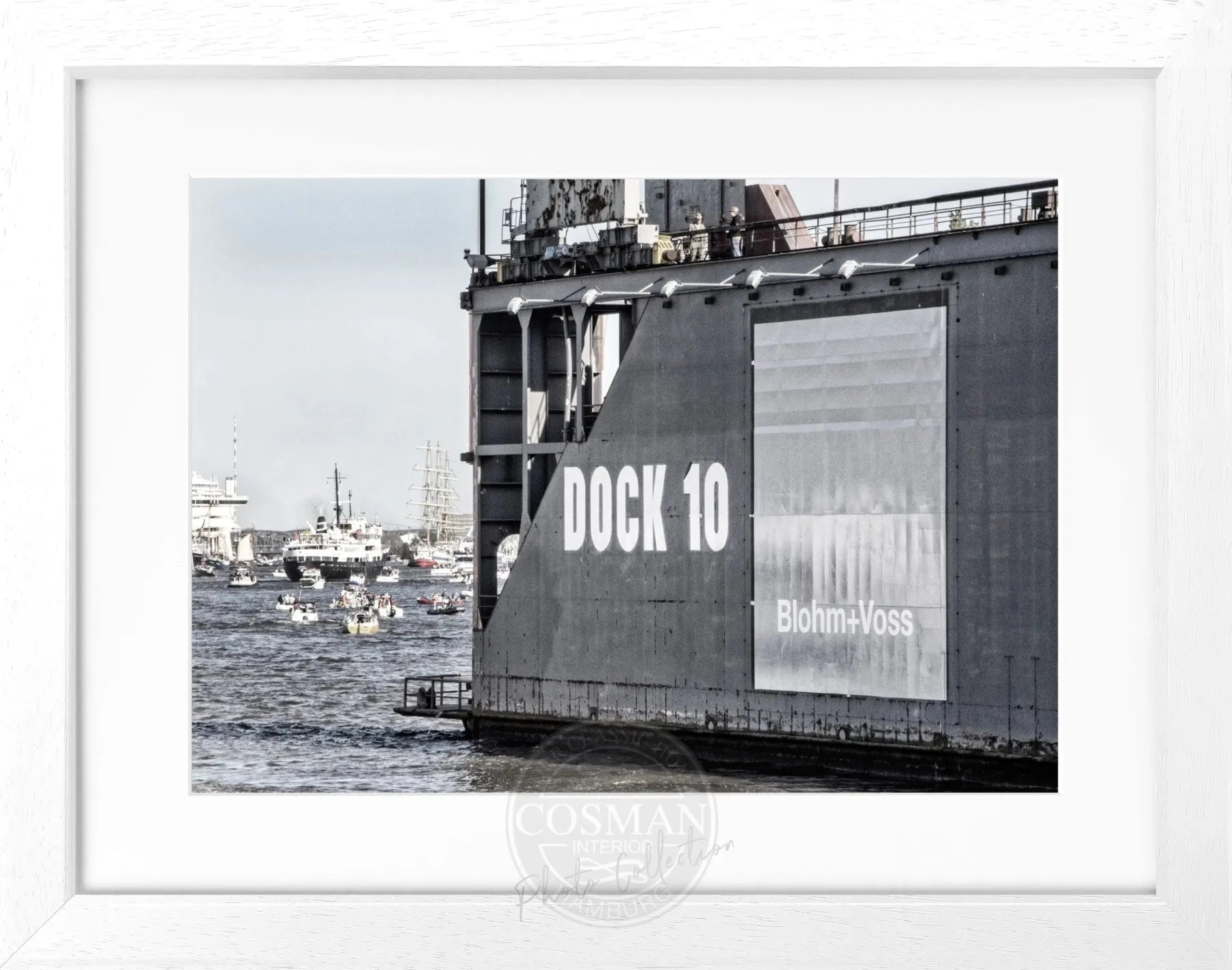 Schwarz-weiß Poster vom Hamburger Hafen Dock 10 mit Rahmen von Cosman-Photocollection, 31x25 cm, maritimes Hafenmotiv