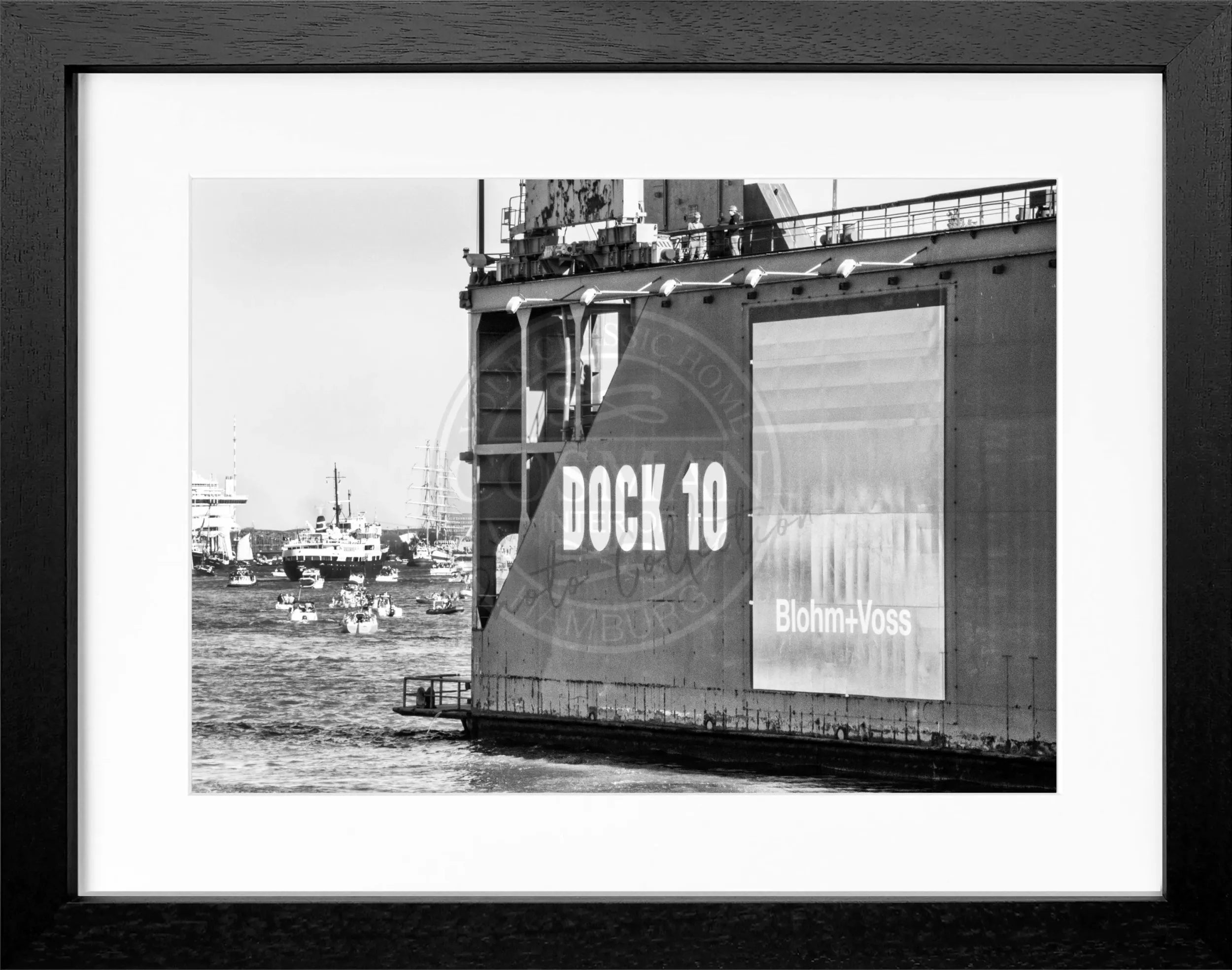 Schwarz-weiß Poster mit Rahmen, Hamburg Hafen Dock 10, von Cosman-Photocollection, 31x25 cm, maritime Stadtansicht