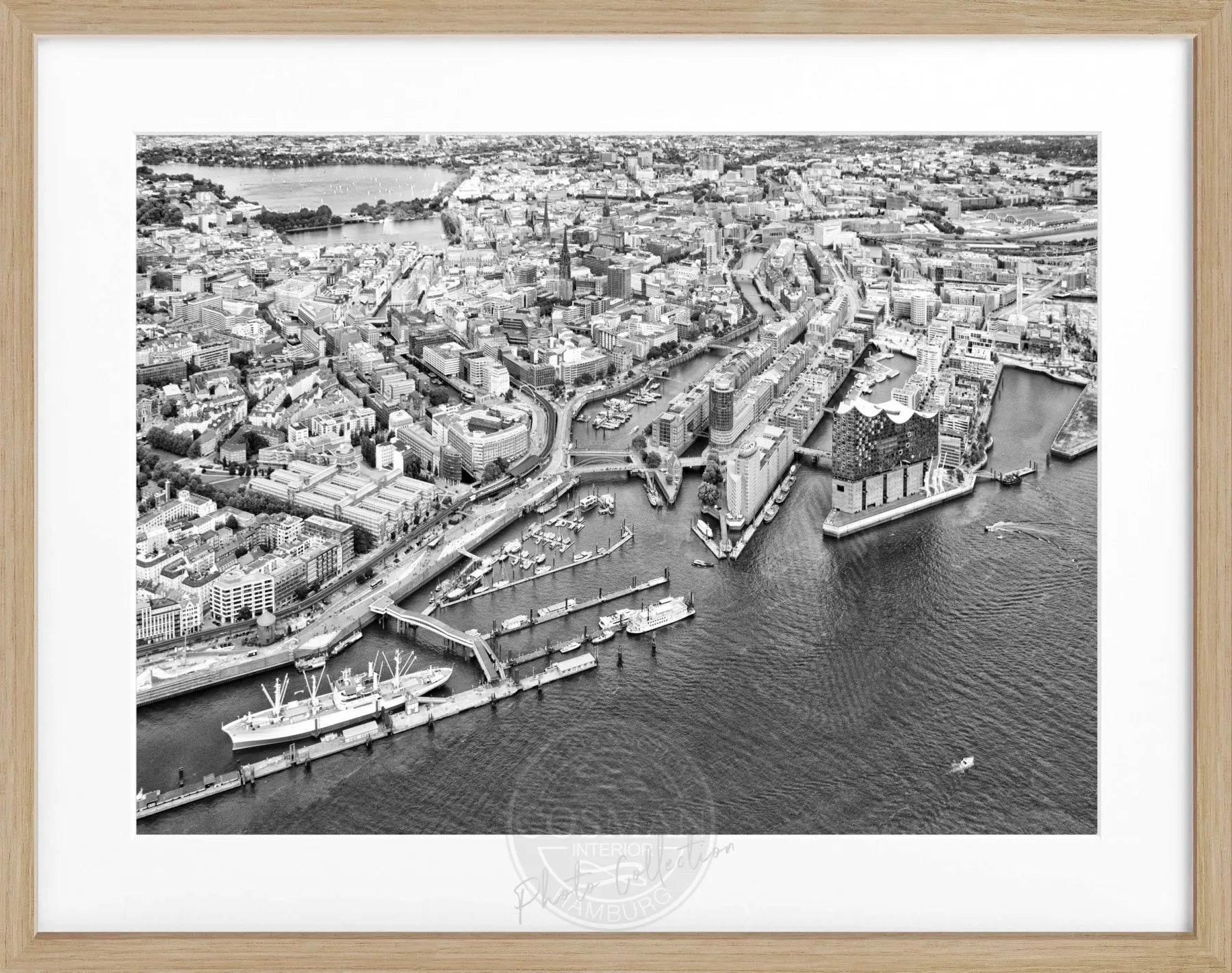 Schwarz-weiß Hamburg Hafen Poster mit Rahmen, 31x25cm, von Cosman-Photocollection, zeigt Hafenansicht in eleganter Darstellung