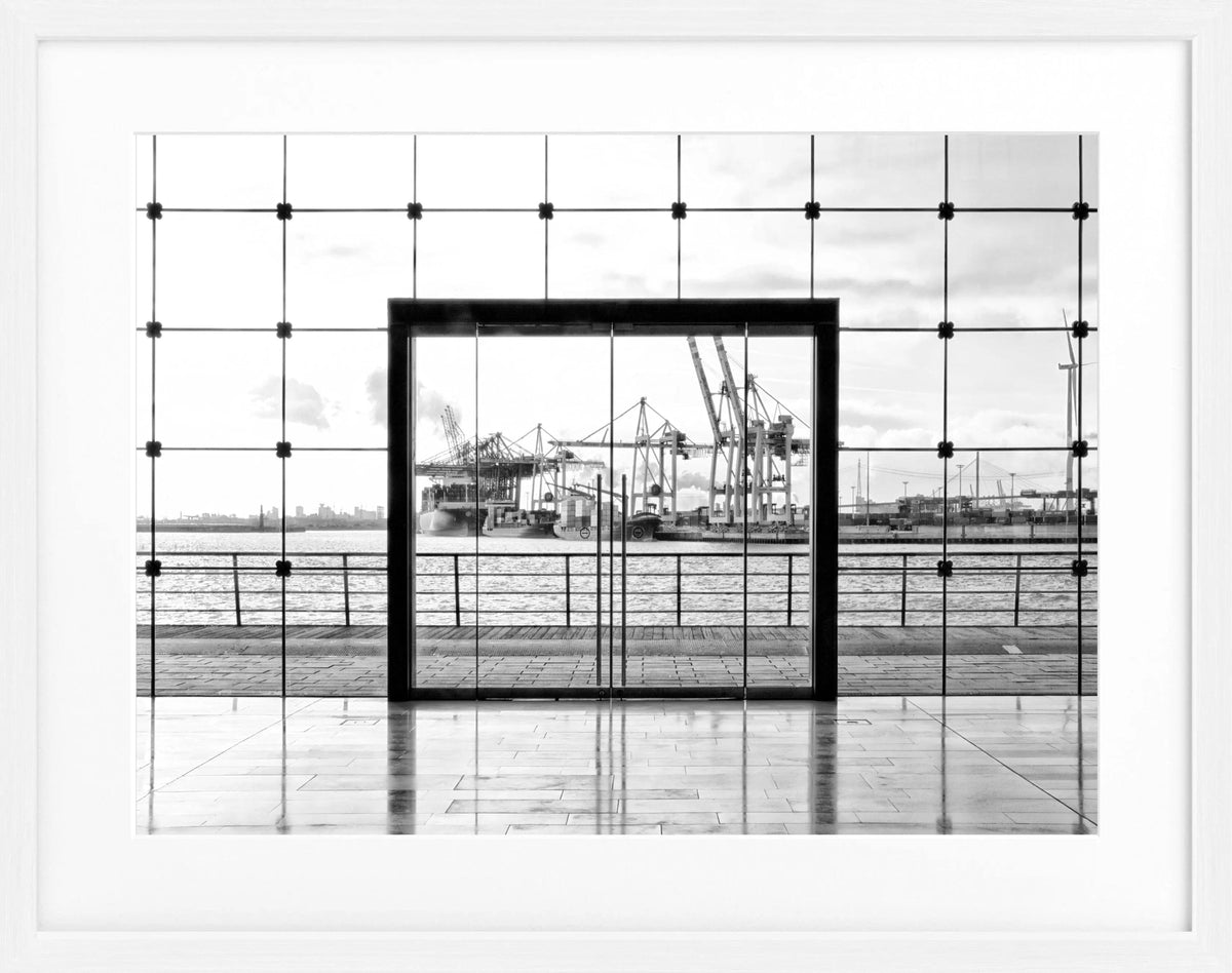 Schwarz-weiß Poster mit Rahmen von Hamburg Hafen, 31x25cm, von Cosman-Photocollection, Stadtansicht mit Schiffen und Hafen.