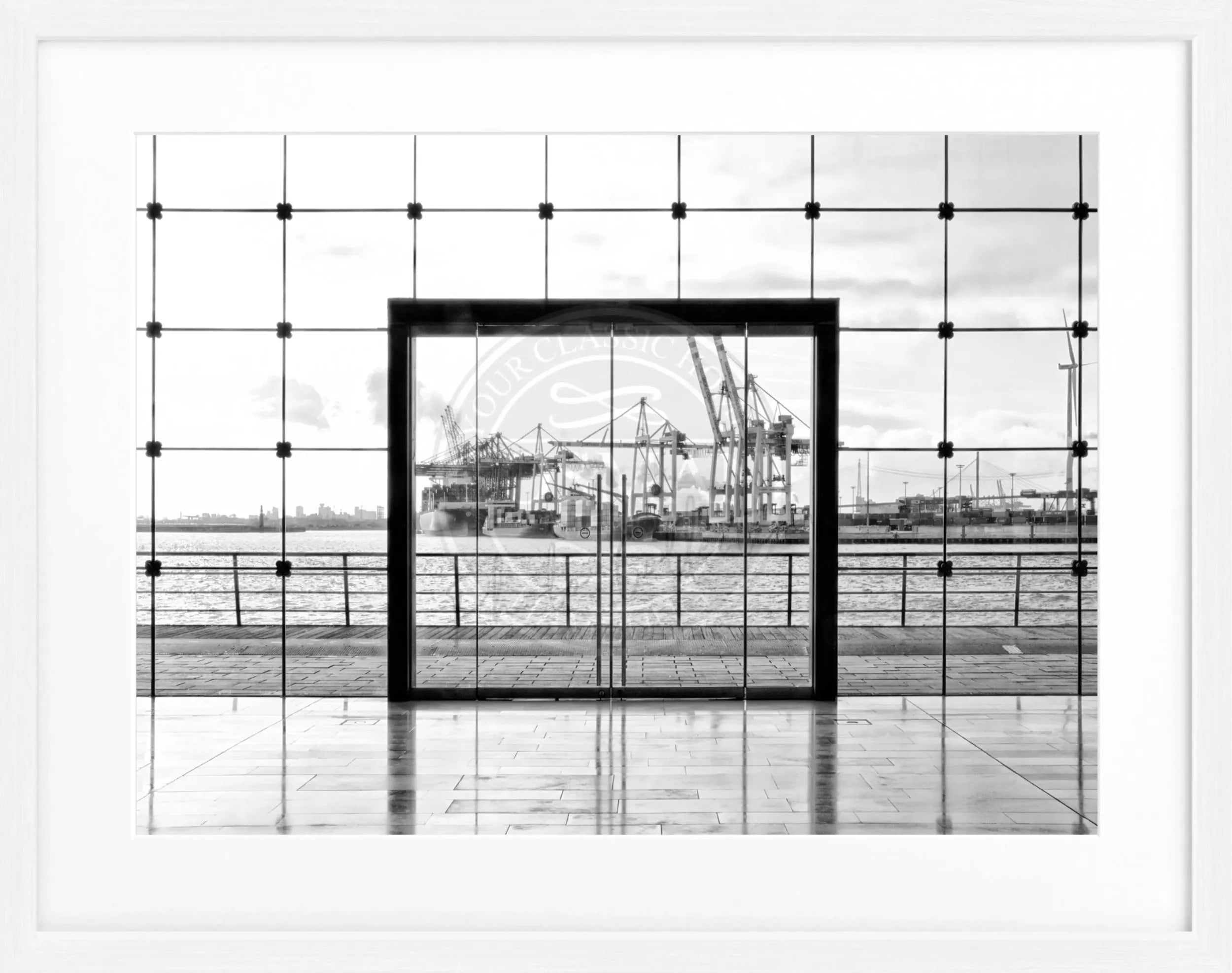 Schwarz-weiß Poster mit Rahmen von Hamburg Hafen, 31x25cm, von Cosman-Photocollection, Stadtansicht mit Schiffen und Hafen.
