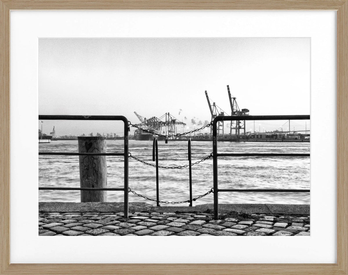 Schwarz-weiß Poster mit Rahmen von Cosman-Photocollection, Hamburg Hafen Zaun, Hamburg, 31x25cm, kunstvoller Hafen-Motiv