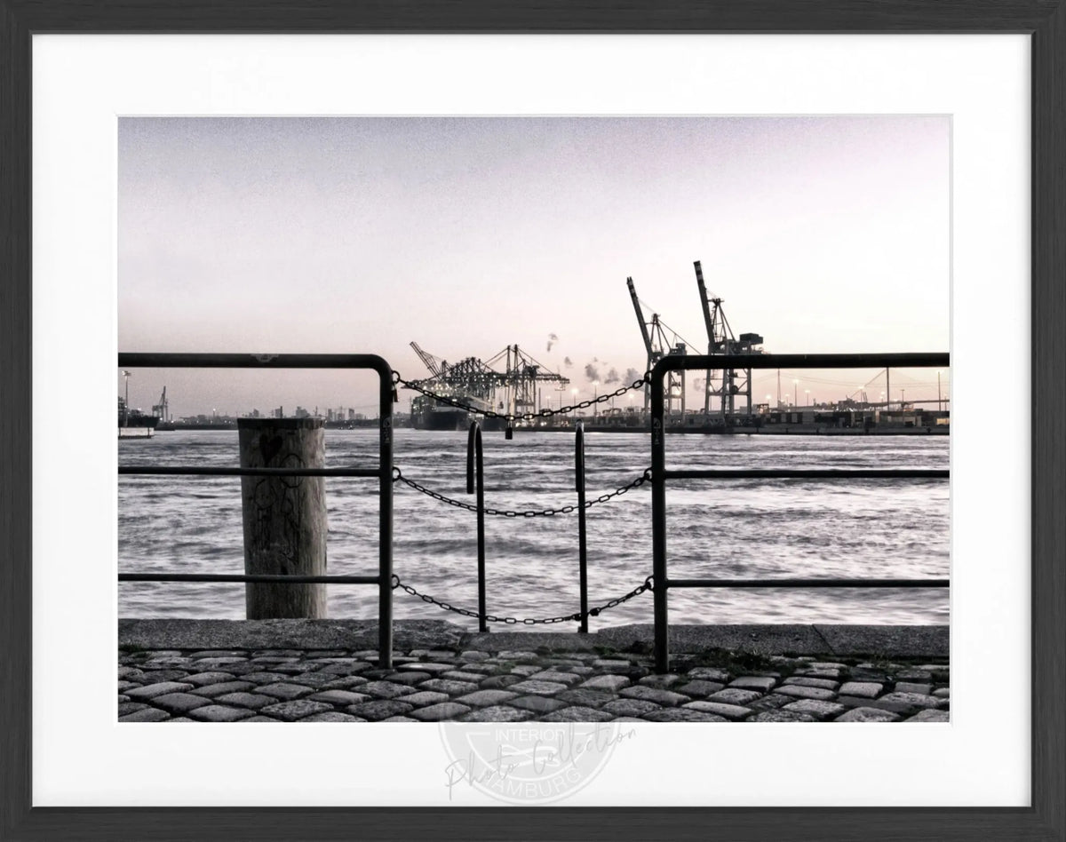 Schwarz-weiß Poster mit Rahmen von Hamburg Hafen Zaun, von Cosman-Photocollection, 31x25cm, detailreiche Hafenaufnahme.