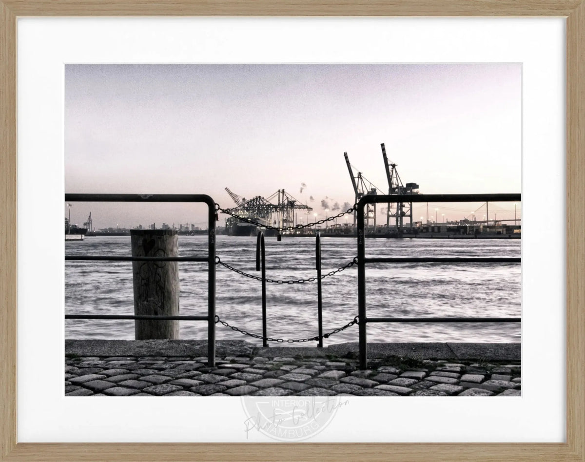 Schwarz-weißes Poster mit Rahmen, Hamburg Hafen Zaun Motiv, von Cosman-Photocollection, 31x25 cm, Wanddekoration