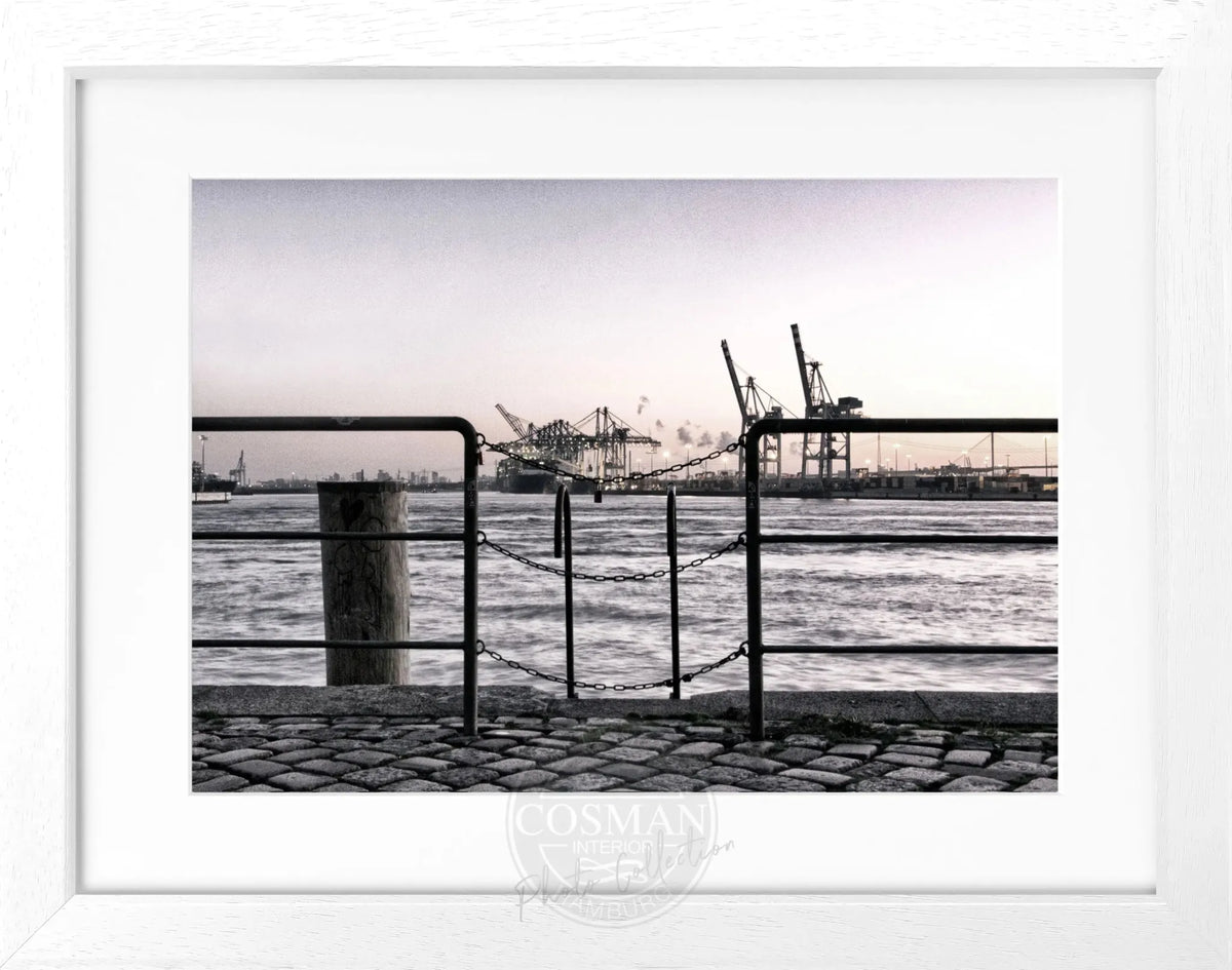 Schwarz-weiß Poster mit Rahmen von Cosman-Photocollection, Hamburg Hafen Zaun, Hamburg, 31x25 cm, Hafenmotiv in Schwarz-Weiß