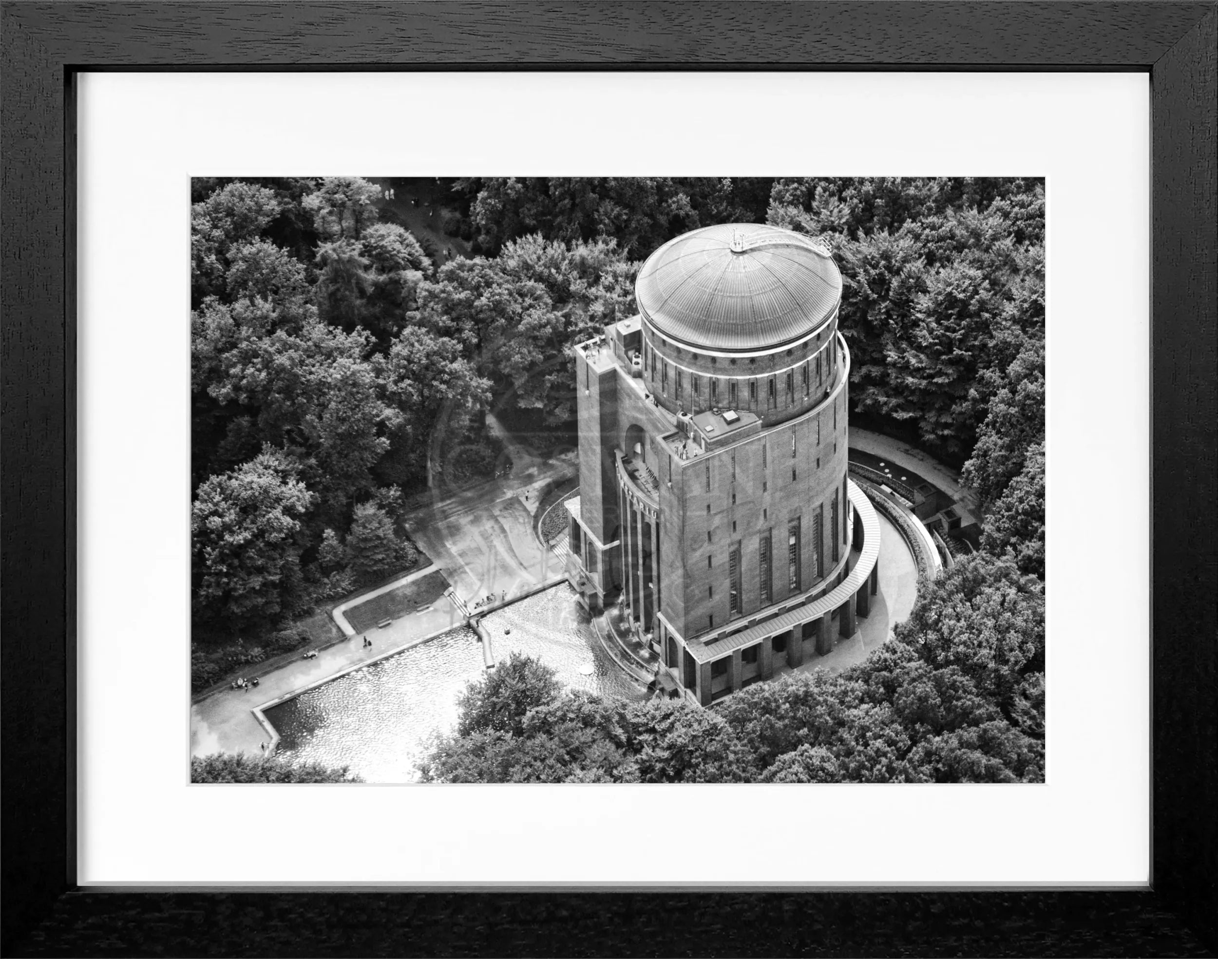 Schwarz-weiß Poster mit Rahmen Hamburg Planetarium von Cosman-Photocollection, 31x25 cm, kunstvolles Stadtbild in elegantem Design