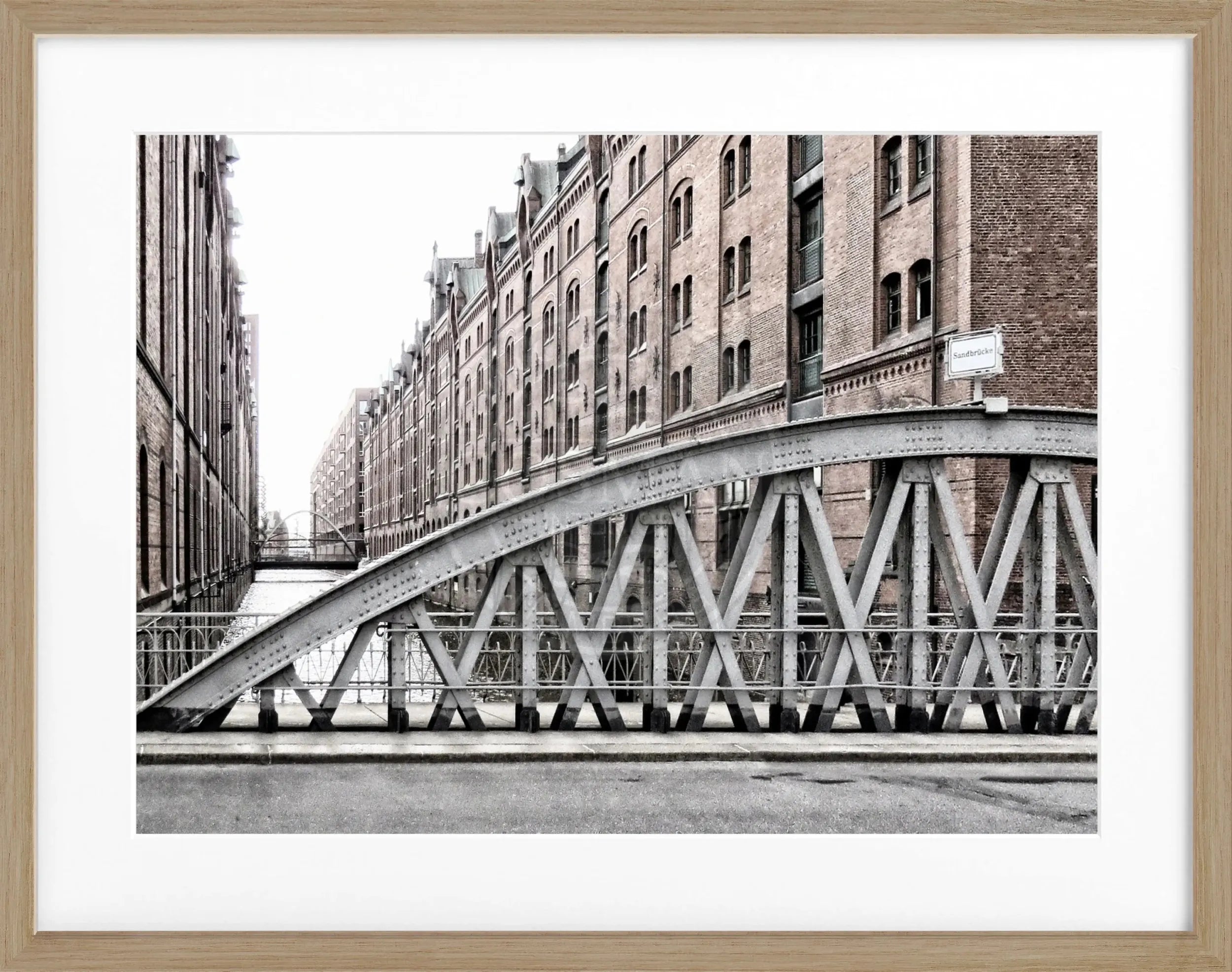 Schwarz-Weiß-Poster mit Rahmen von Hamburg Speicherstadt, 31x25 cm, von Cosman-Photocollection, detailreiche Stadtaufnahme.