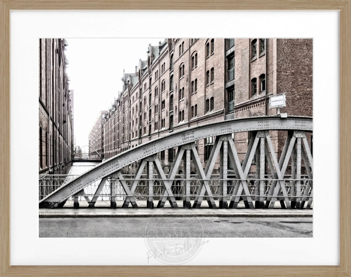 Schwarz-Weiß-Poster mit Rahmen von Hamburg Speicherstadt, 31x25 cm, von Cosman-Photocollection, detailreiche Stadtaufnahme.