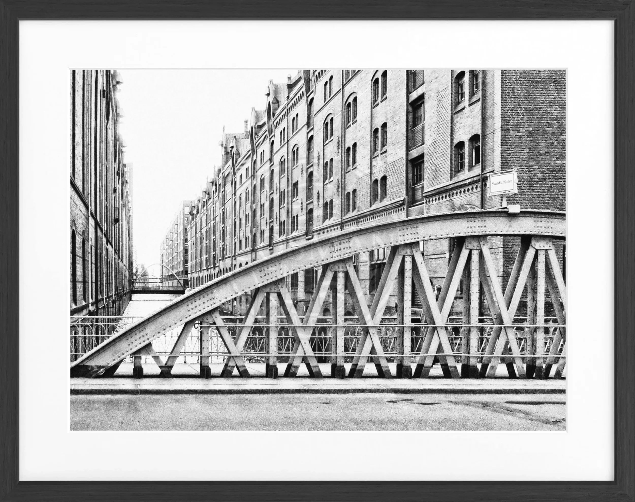 Schwarz-weiß Poster der Hamburger Speicherstadt im Rahmen, von Cosman-Photocollection, ca. 31x25 cm, urbanes Stadtbild.