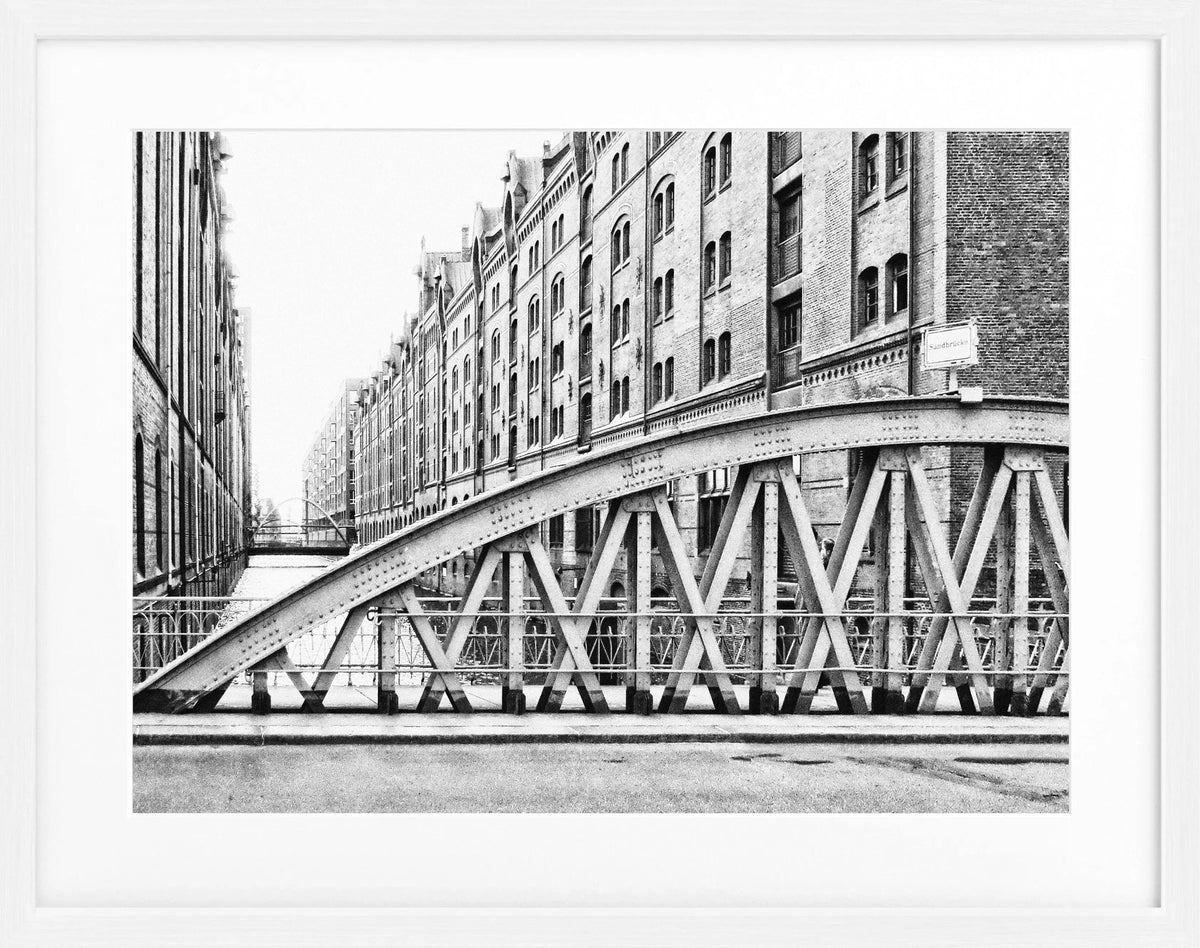Schwarz-weiß Poster mit Rahmen von Hamburg Speicherstadt, 31x25 cm, von Cosman-Photocollection, detailreiche Stadtansicht