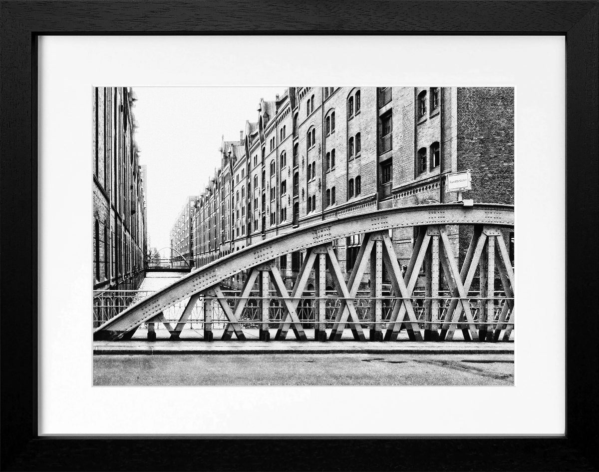 Schwarz-weiß Poster mit Rahmen von Hamburg Speicherstadt, von Cosman-Photocollection, 31x25 cm, Stadtansicht in eleganter Fotografie.
