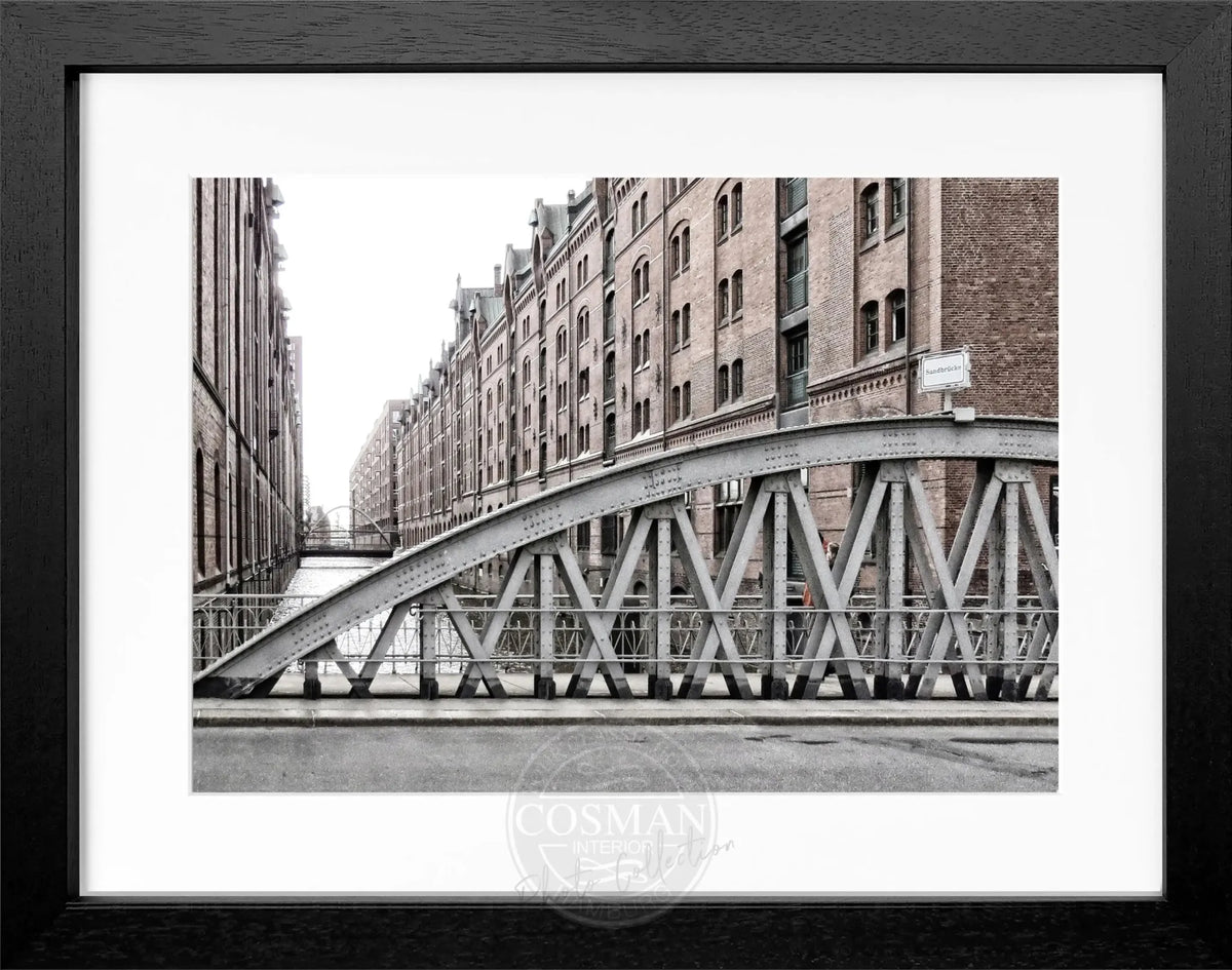 Schwarz-weiß Poster mit Rahmen von Cosman-Photocollection, Hamburg Speicherstadt, 31x25cm, detailreiche Stadtansicht