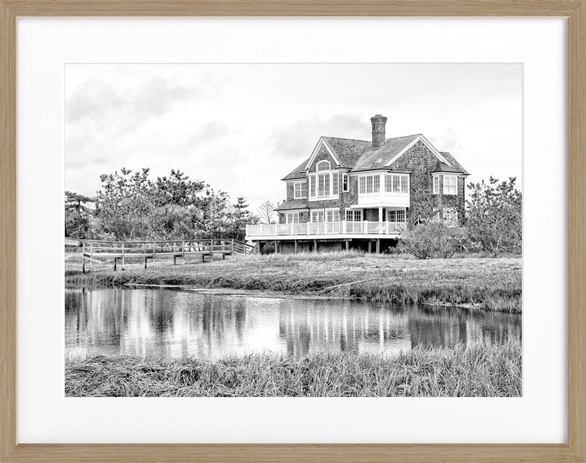 Schwarz-weiß Poster mit Rahmen, Hamptons Long Island ’Beach House’ von Cosman-Photocollection, 31x25cm.