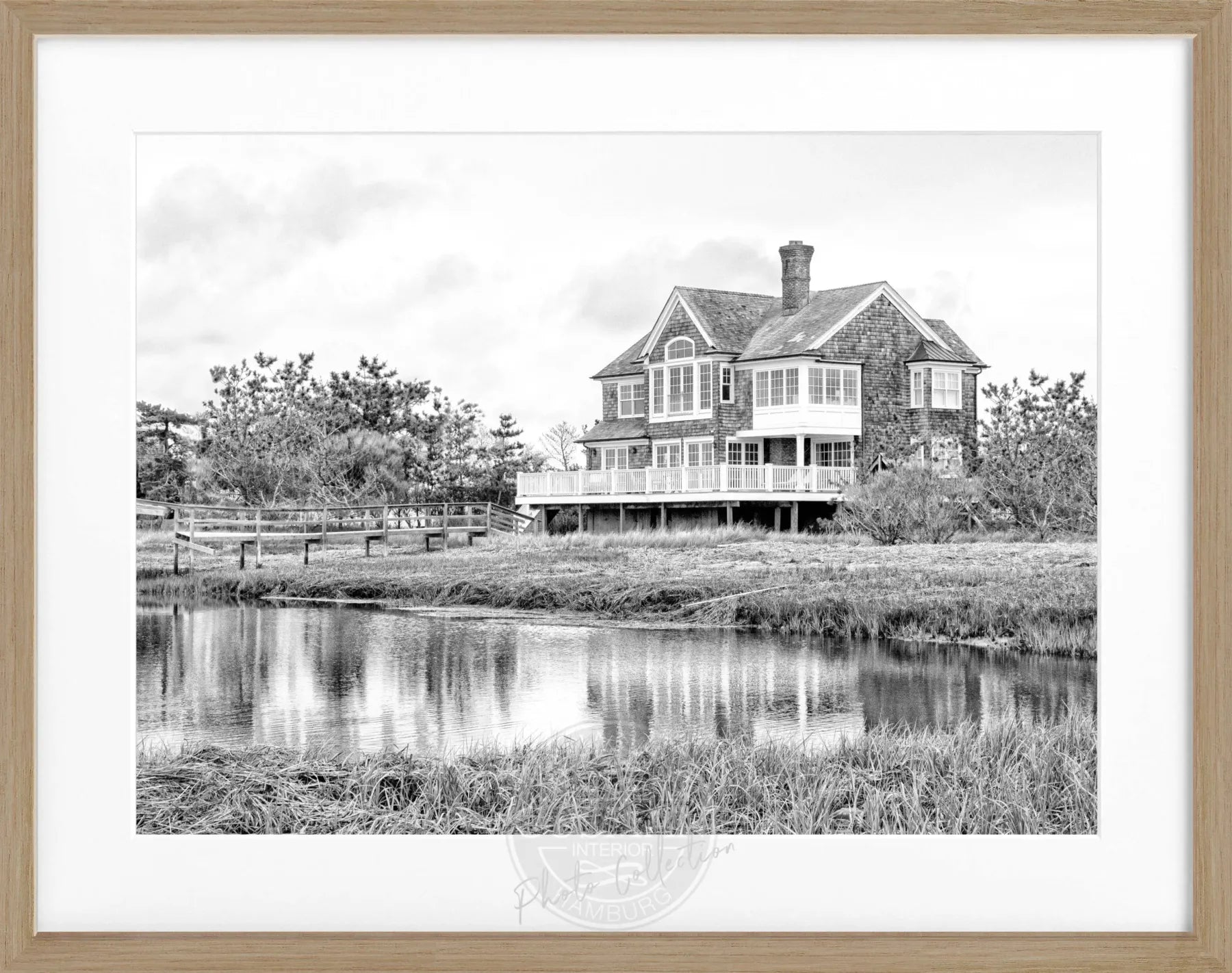 Schwarz-weiß Poster mit Rahmen, Hamptons Long Island ’Beach House’ von Cosman-Photocollection, 31x25cm.