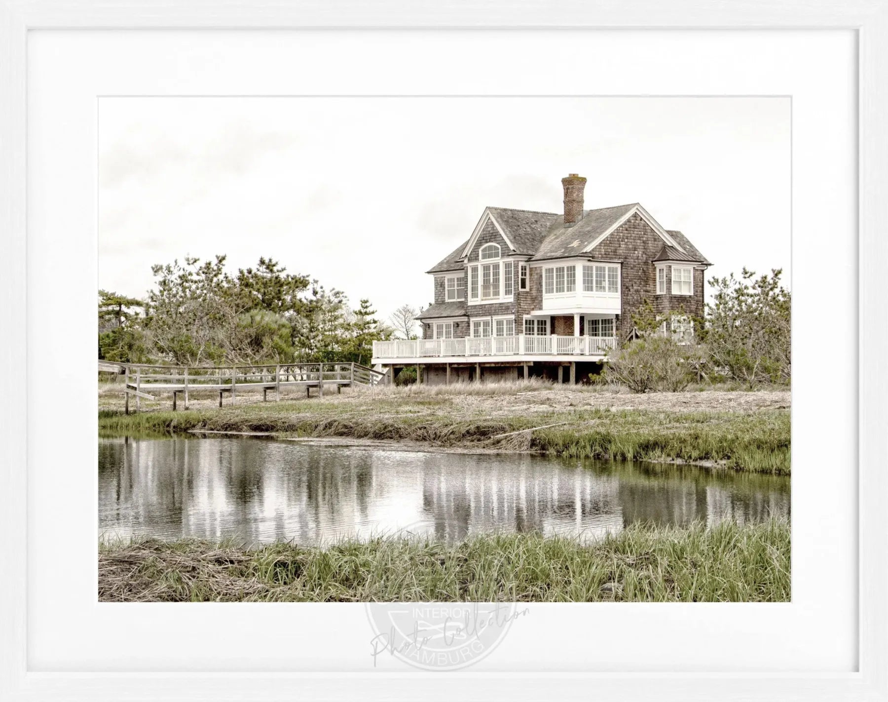 Schwarz-weiß Poster mit Rahmen, Hamptons Long Island Beach House Motiv, 31x25cm, von Cosman-Photocollection