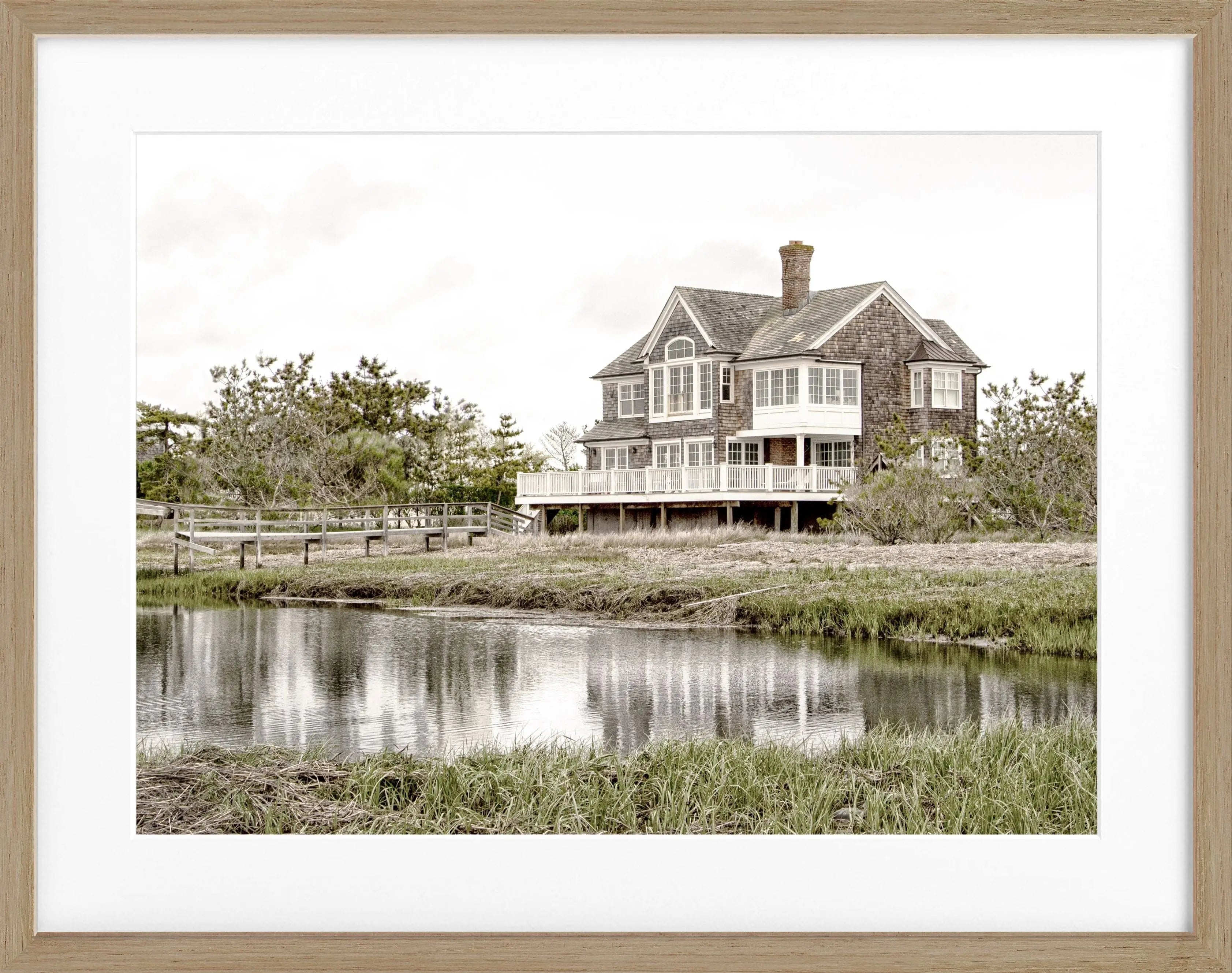Schwarz-weißer Poster mit Rahmen von Cosman-Photocollection, Hamptons Long Island Beach House Motiv, 31x25cm